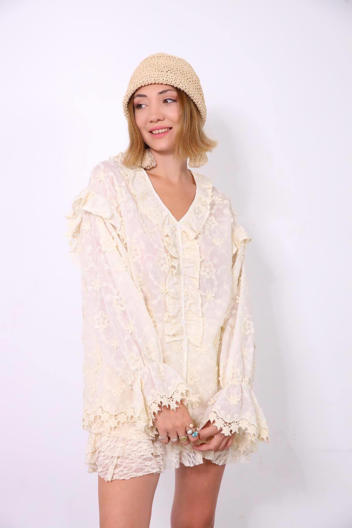 Krem Rengi V Yaka Volanlı Düğme Detaylı Dantelli Bluz - Şaman Butik Krem Rengi V Yaka Volanlı Düğme Detaylı Dantelli Bluz