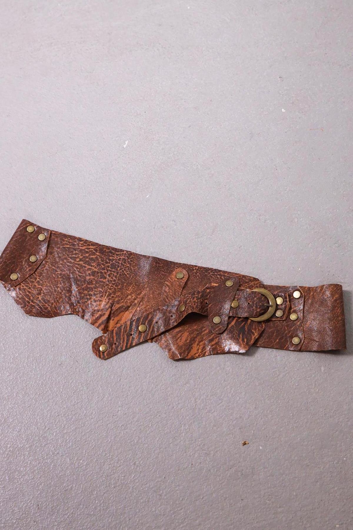  Renkli Zımbalı Parçalı Deri Kemer