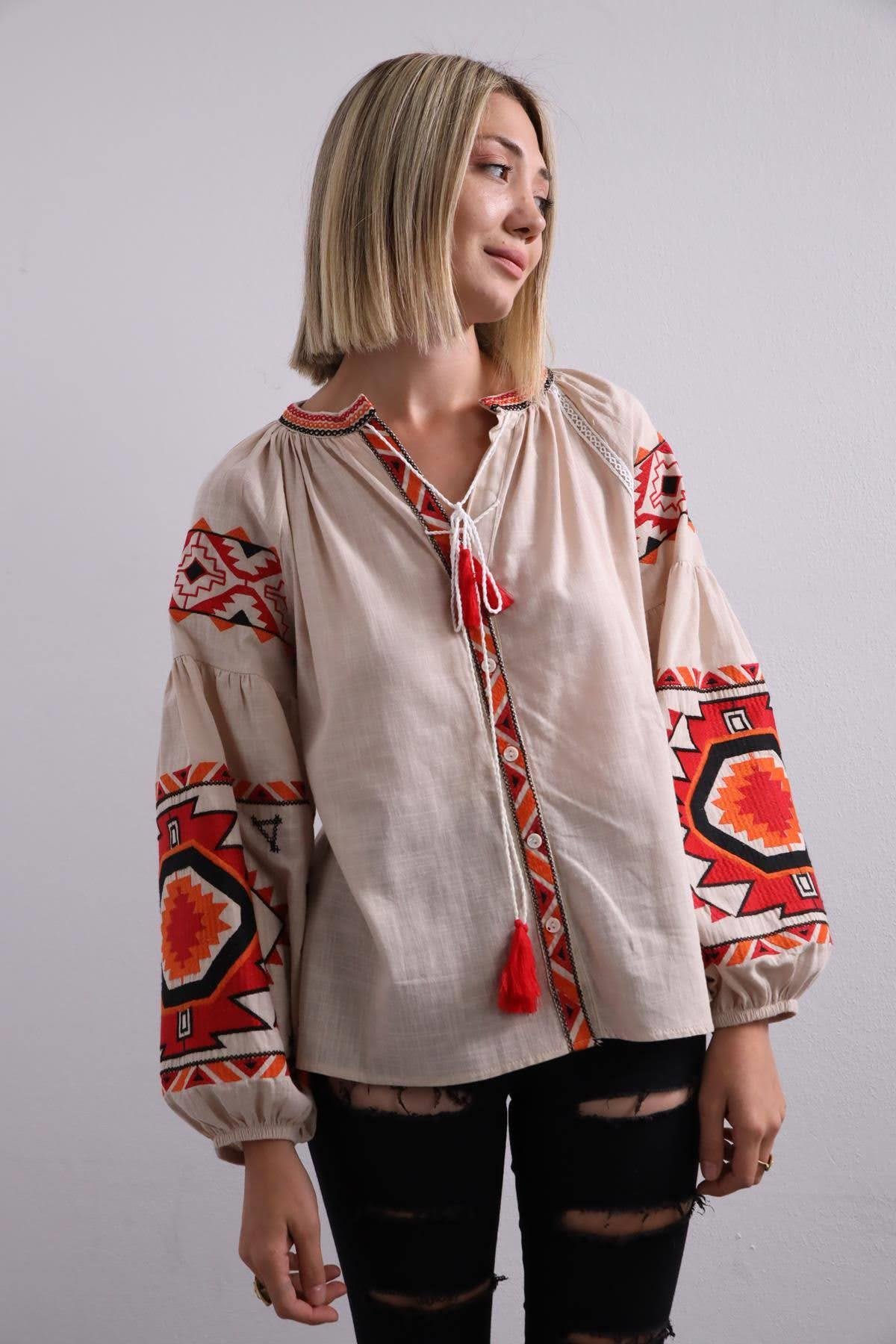  Krem Rengi Etnik İşlemeli Püskül Detaylı Gömlek