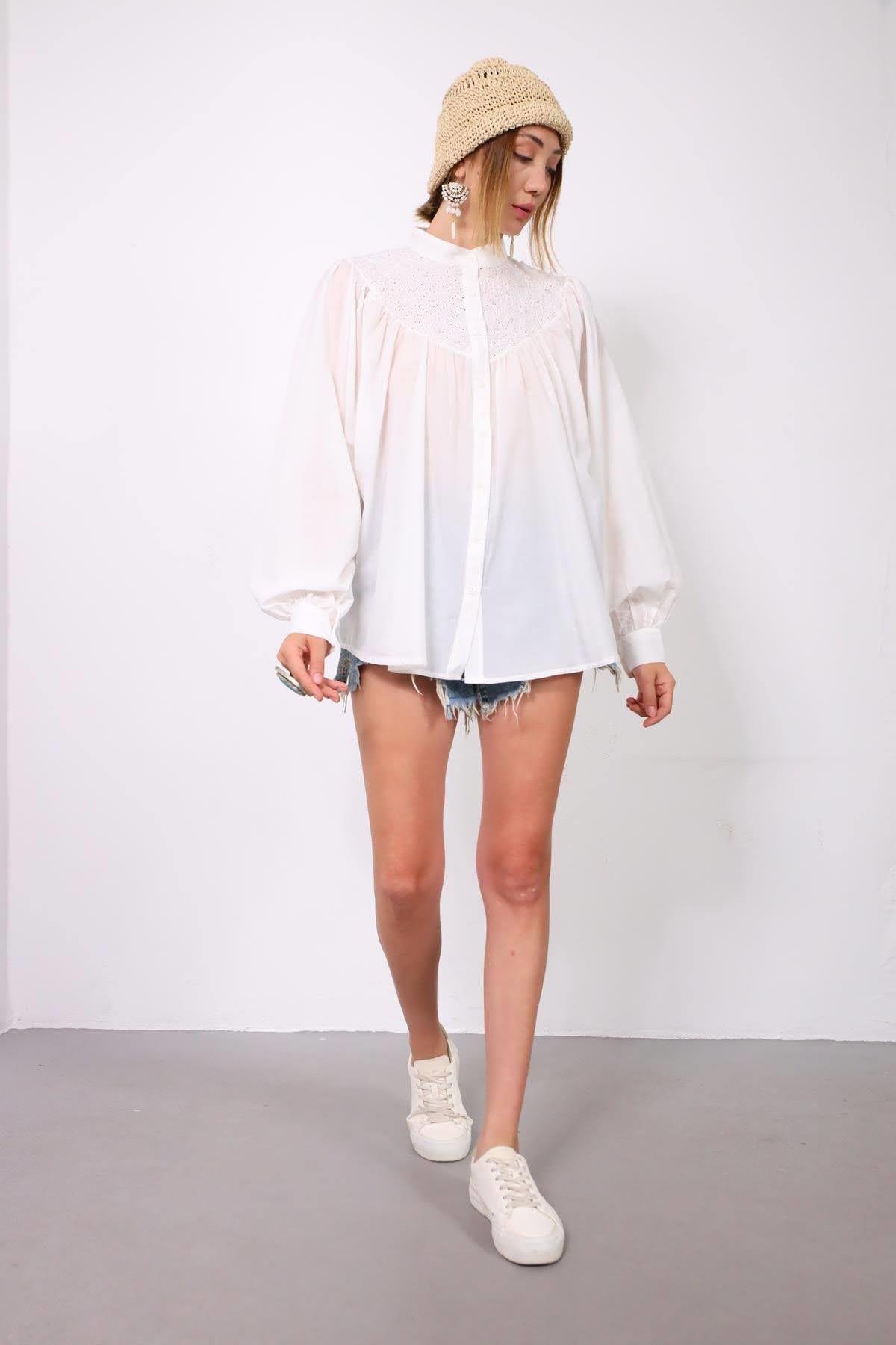  Beyaz Hakim Yaka İnci ve Fisto Detaylı Salaş Gömlek