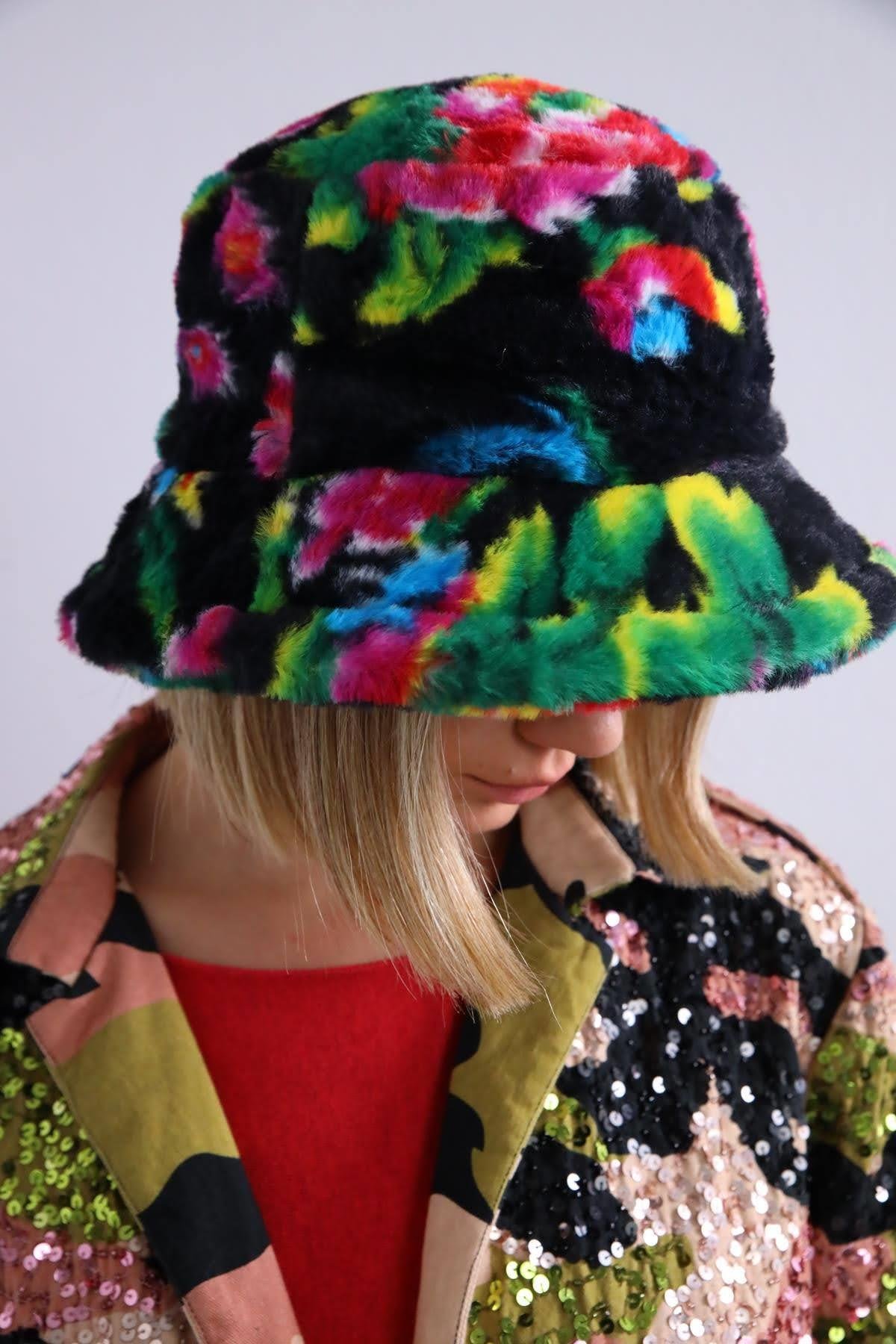  Siyah Çiçek Desenli Tüylü Pucket Şapka