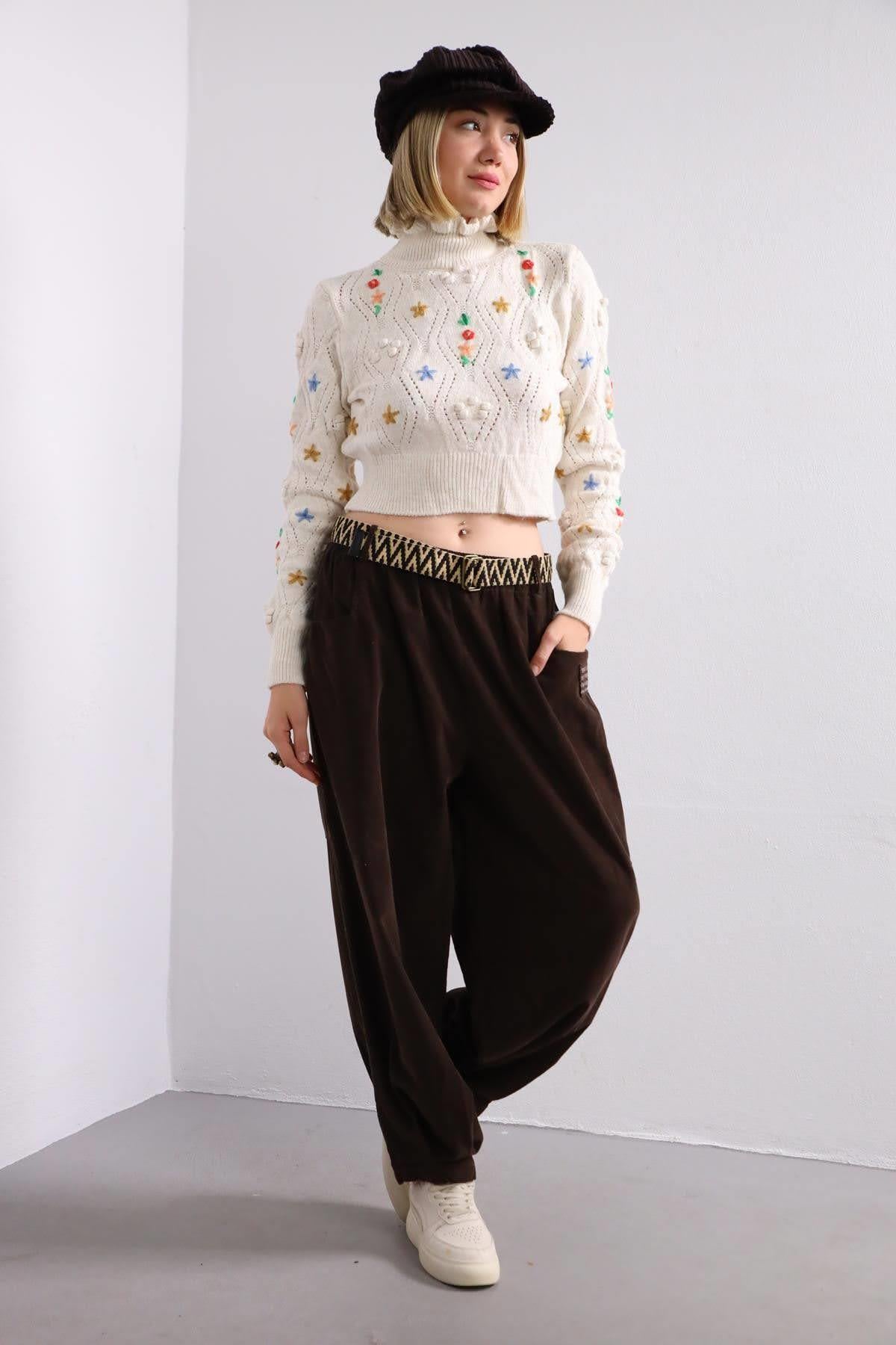 Ekru İşlemeli Volan Yaka Crop Kazak - Şaman Butik Ekru İşlemeli Volan Yaka Crop Kazak