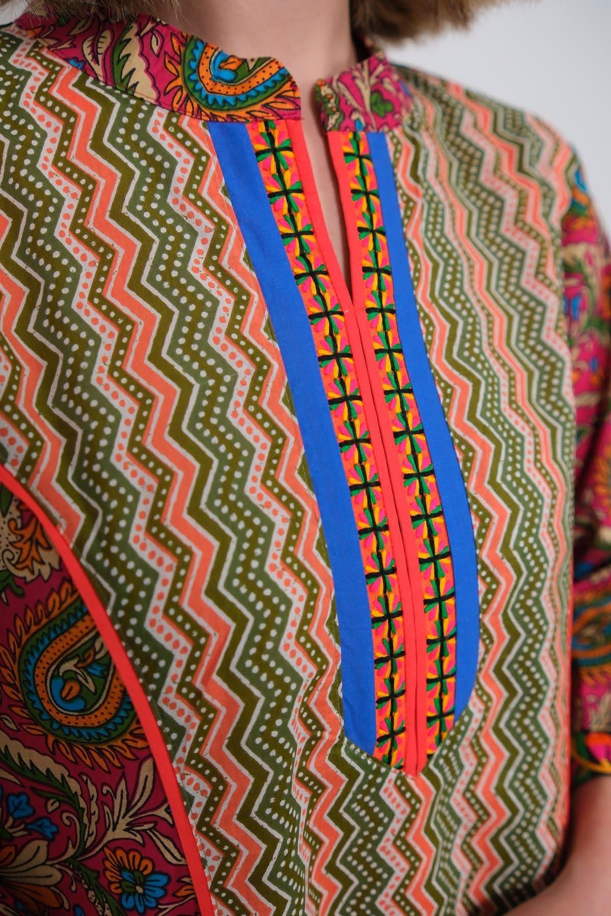 Renkli Yakası Kesik Desenli Elbise - Şaman Butik Renkli Yakası Kesik Desenli Elbise