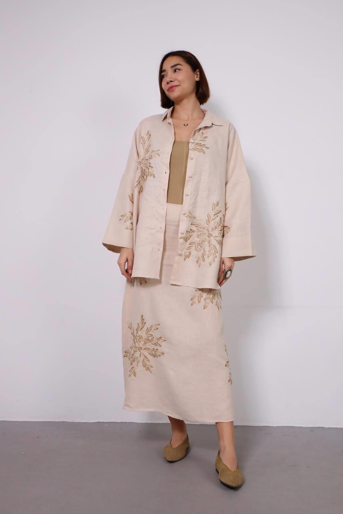  Krem Rengi Oversize İşlemeli Keten Gömlek