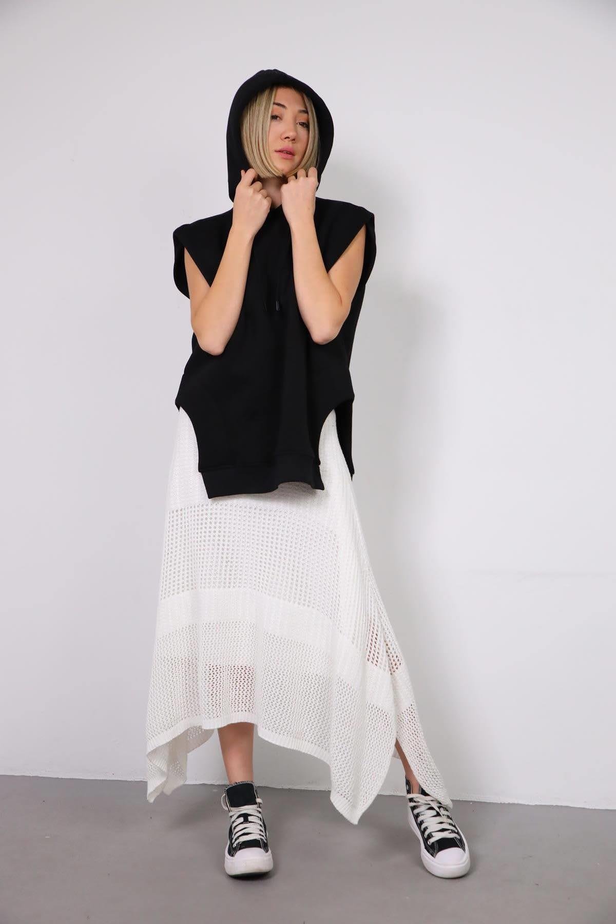  Siyah Kapüşonlu Asimetrik Yırtmaçlı Kolsuz Sweat