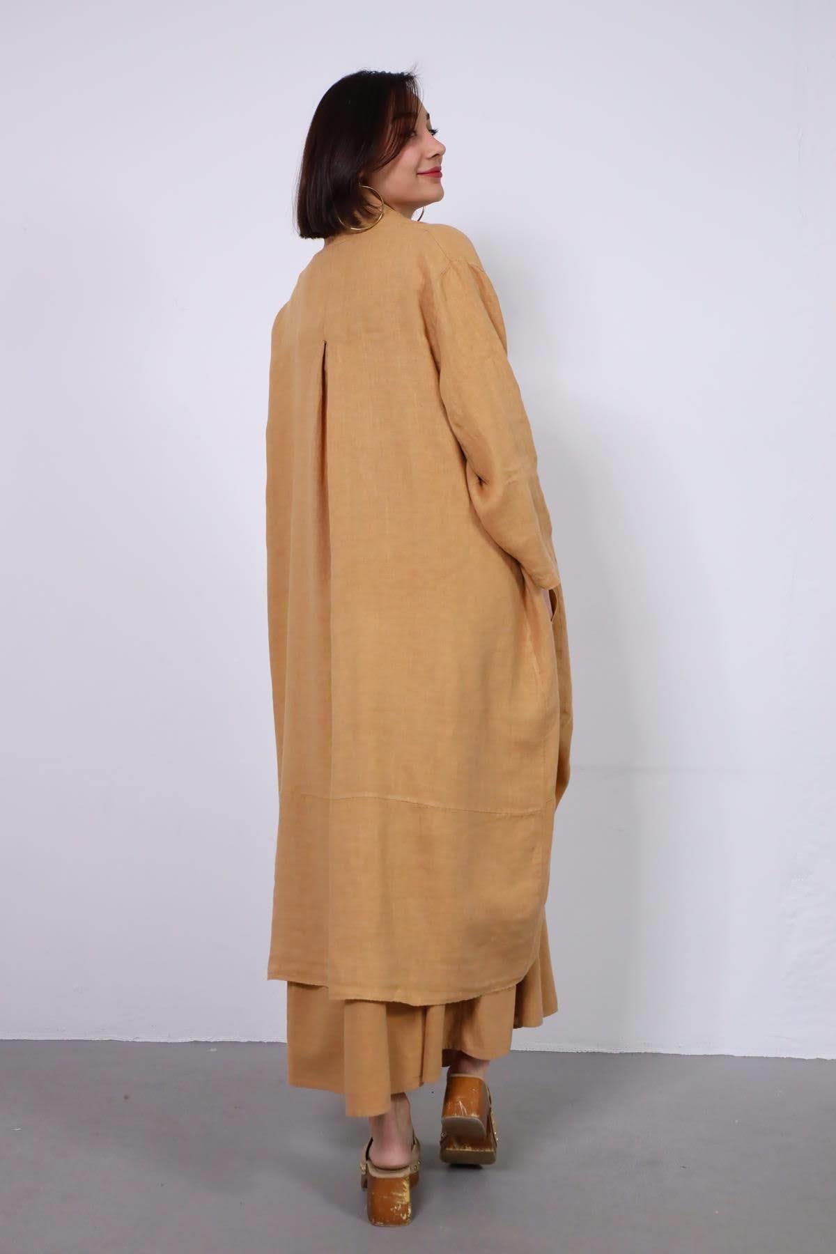 Camel Rengi Cepli Arkası Dikiş Detaylı Keten Kaftan - Şaman Butik Camel Rengi Cepli Arkası Dikiş Detaylı Keten Kaftan