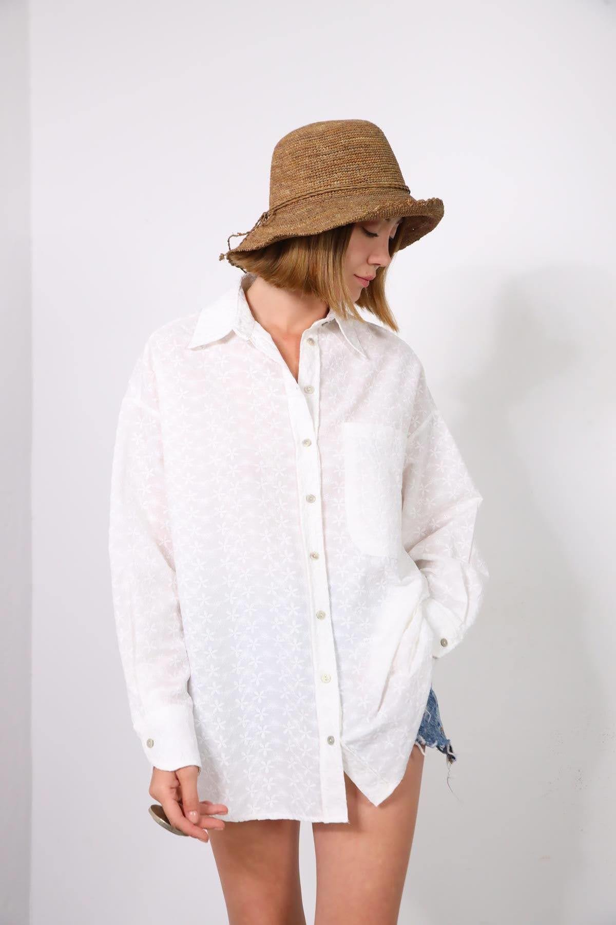  Beyaz Çiçek İşlemeli Büyük Cepli Gömlek