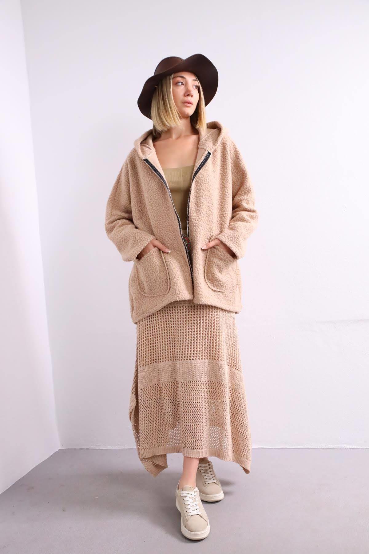  Bej Kapüşonlu Fermuarlı Kısa Buklet Kaban