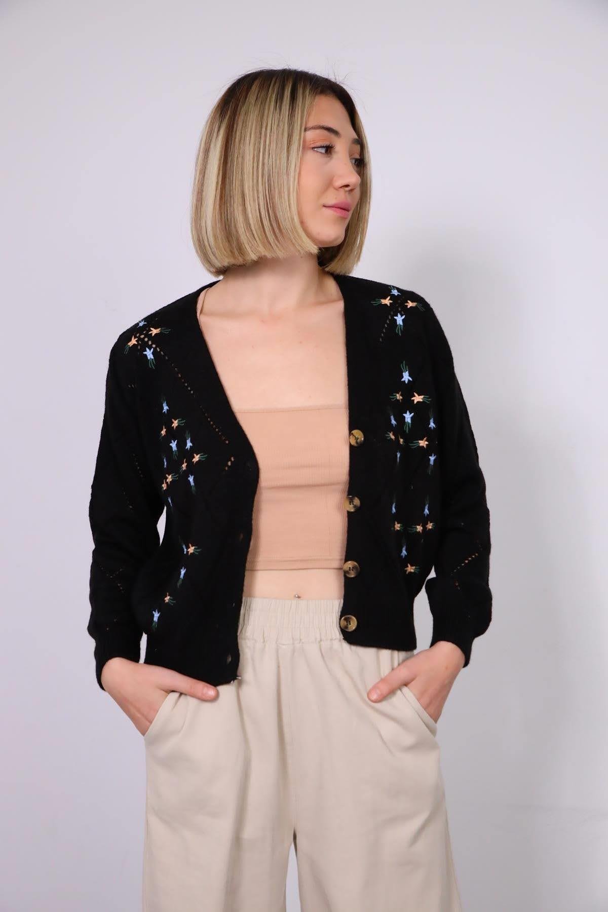  Siyah İşlemeli Örme Hırka