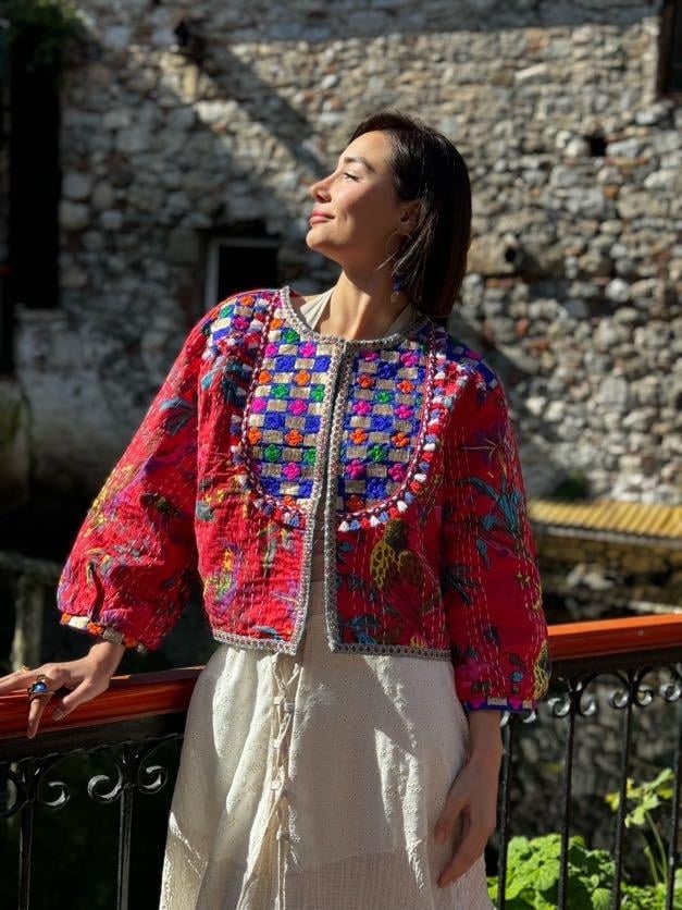 Kırmızı Yakası Püsküllü Otantik İşlemeli Tasarım Ceket - Şaman Butik Kırmızı Yakası Püsküllü Otantik İşlemeli Tasarım Ceket