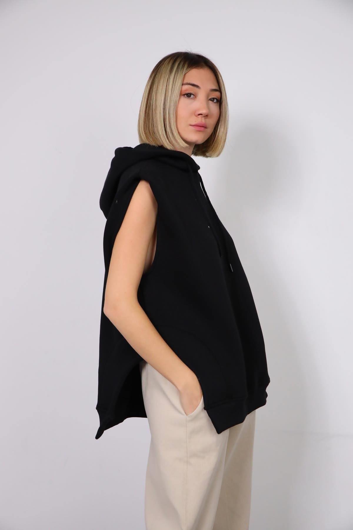  Siyah Kapüşonlu Asimetrik Yırtmaçlı Kolsuz Sweat