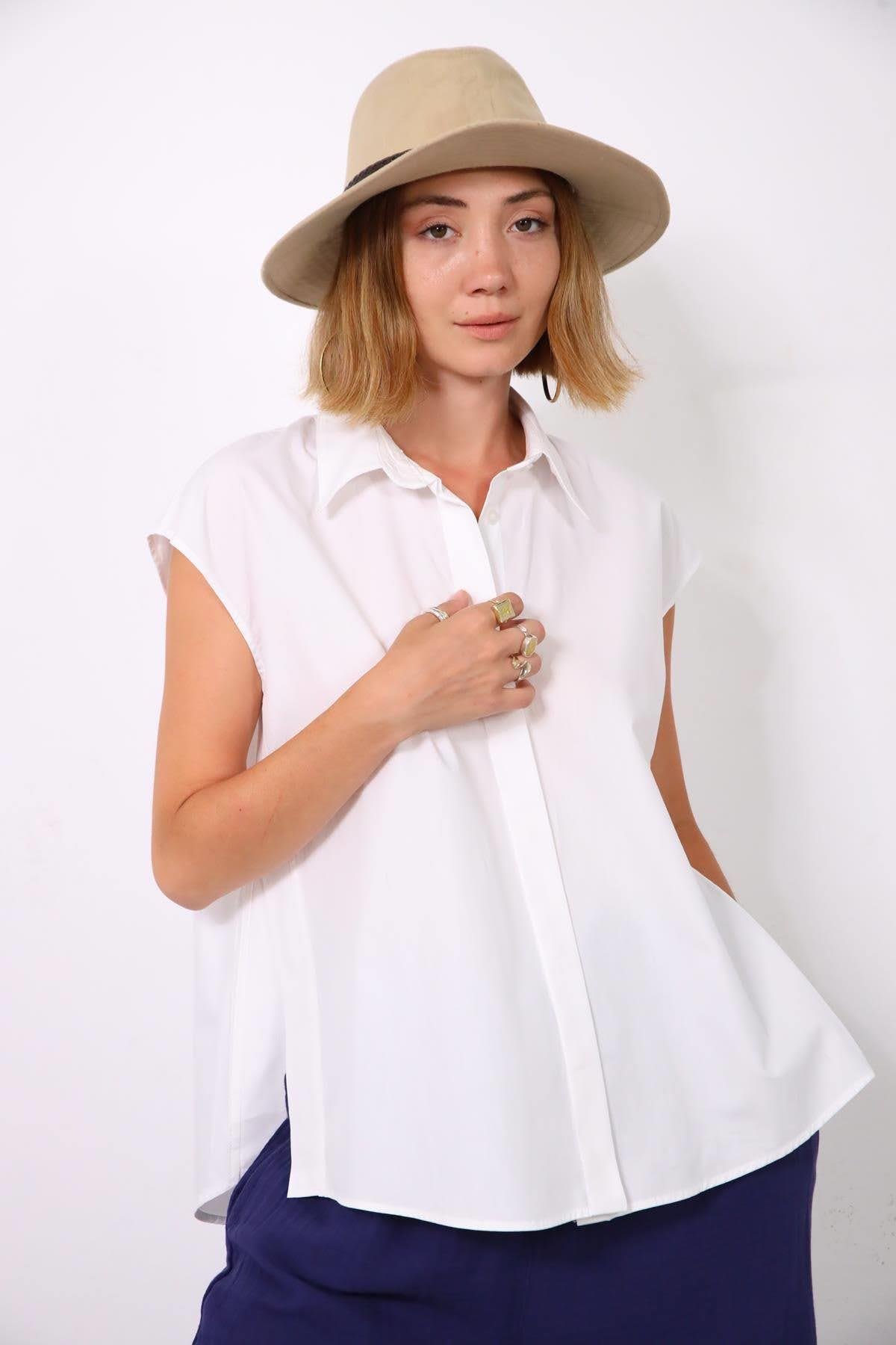  Beyaz Yanları Yırtmaçlı Kolsuz Gömlek