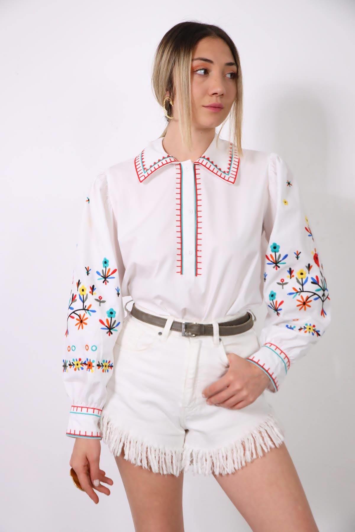  Beyaz Geniş Yakalı Renkli Nakışlı Yarım Düğmeli Gömlek