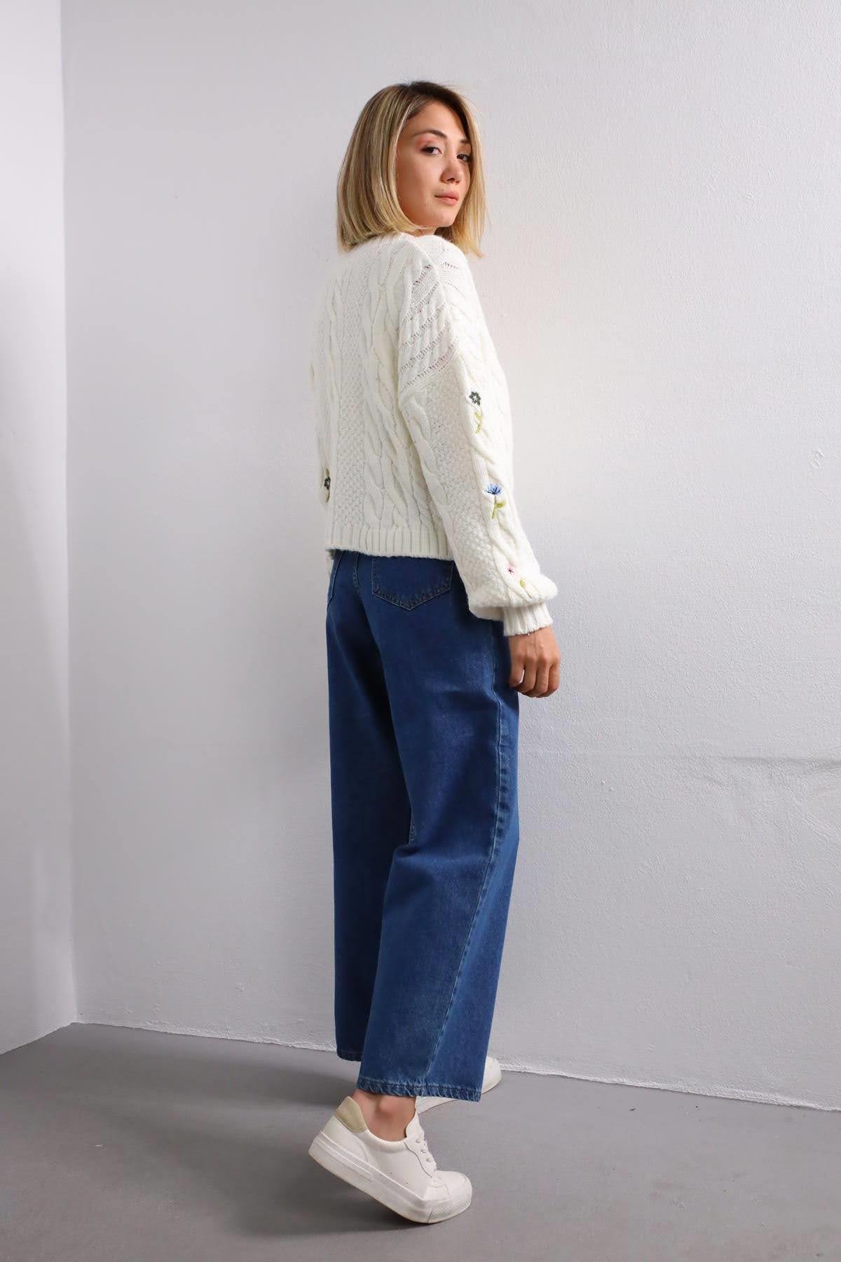  Beyaz Kolları İşlemeli Örgü Hırka