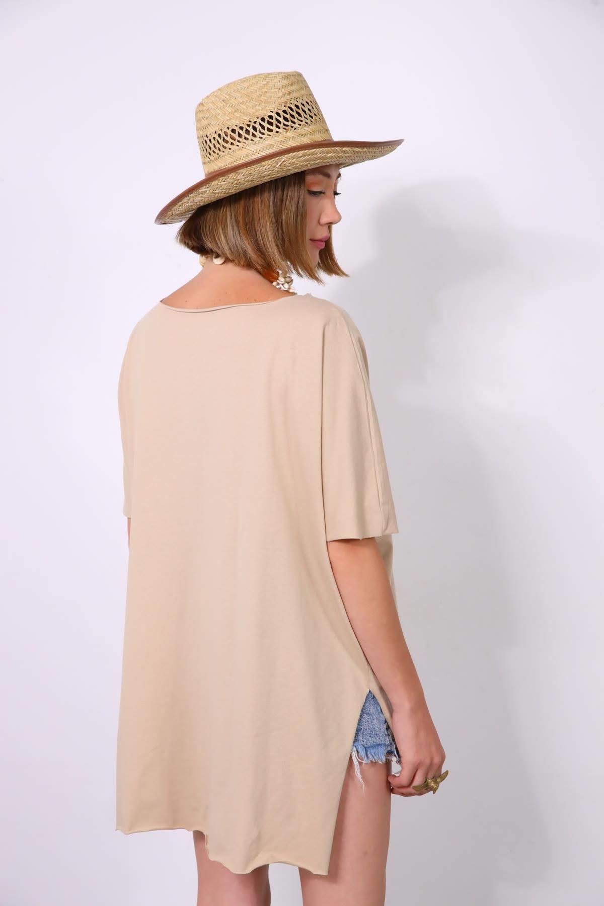  Bej V Yaka Arkası Uzun Salaş Tişört