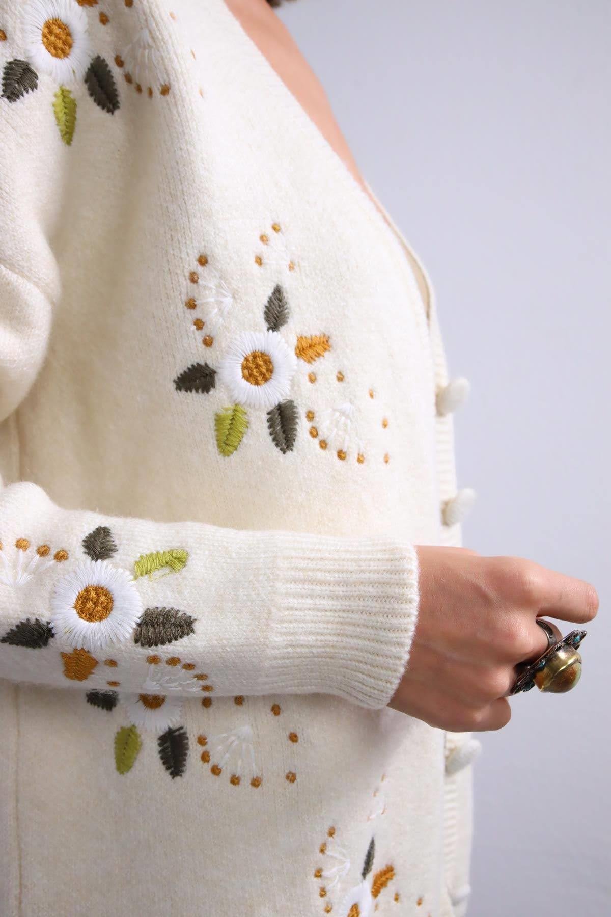  Ekru Nakış İşlemeli Hırka