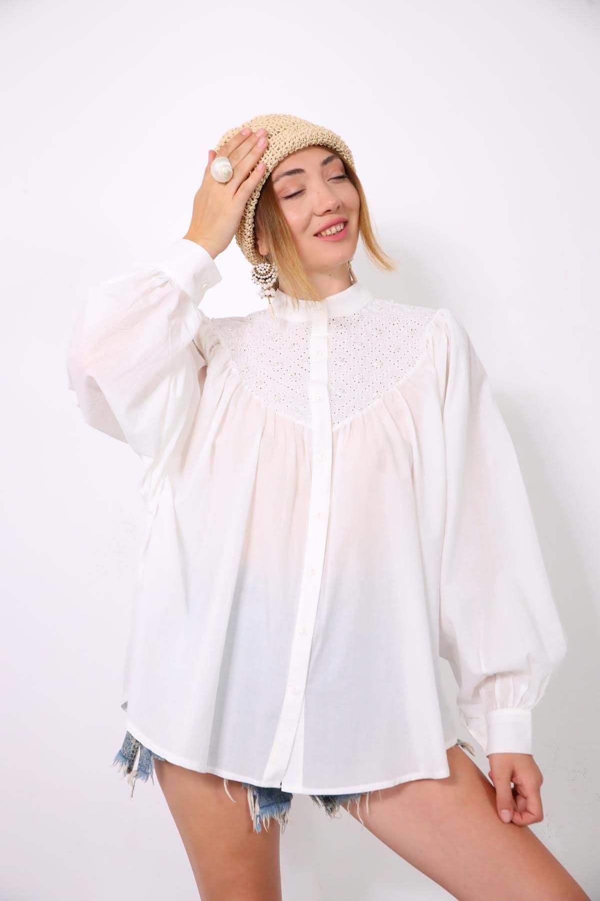  Beyaz Hakim Yaka İnci ve Fisto Detaylı Salaş Gömlek