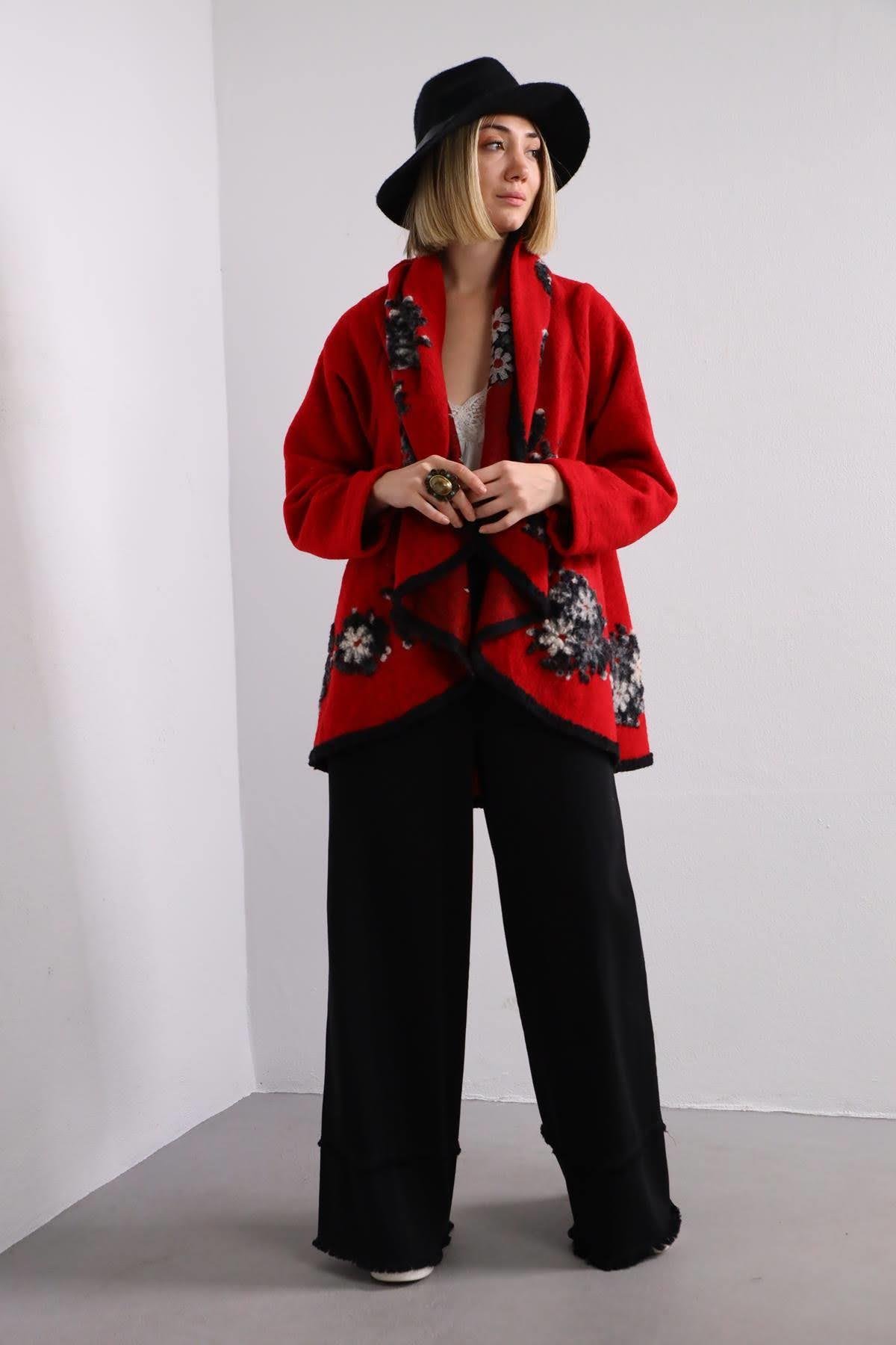  Kırmızı Şal Yaka Çiçek Desenli Keçe Ceket