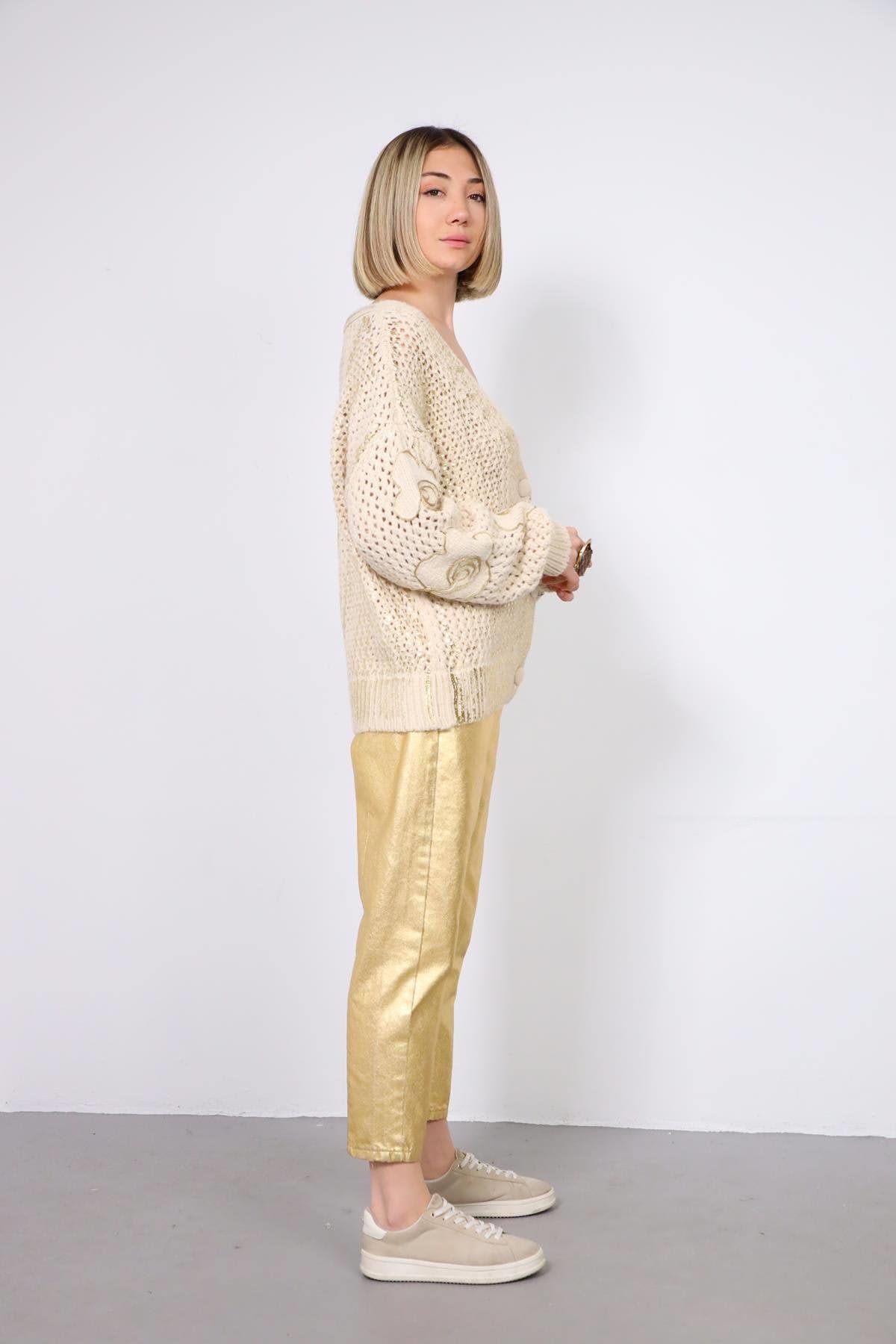  Gold Rengi Kolları Motifli Örgü Hırka