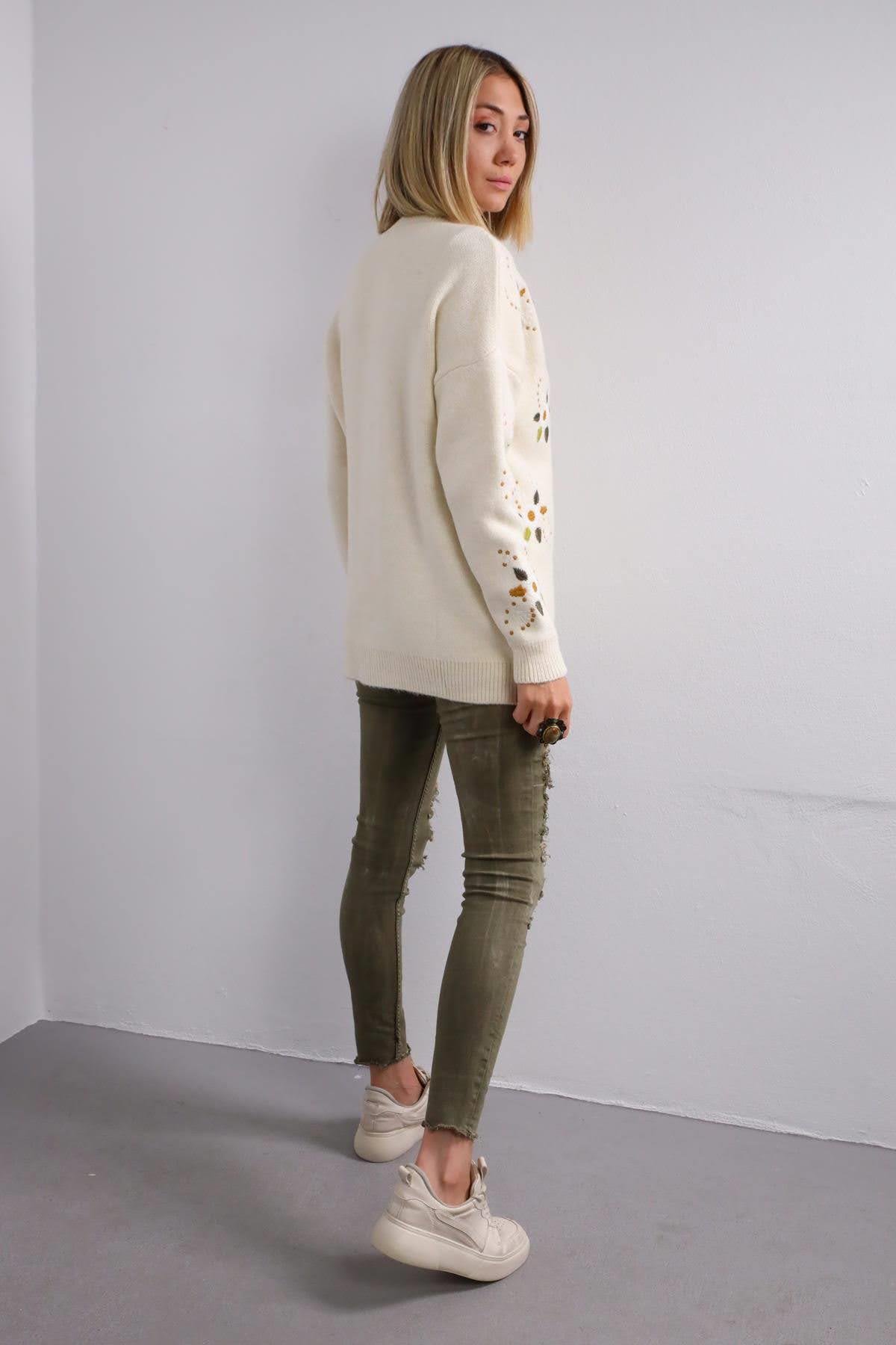  Ekru Nakış İşlemeli Hırka