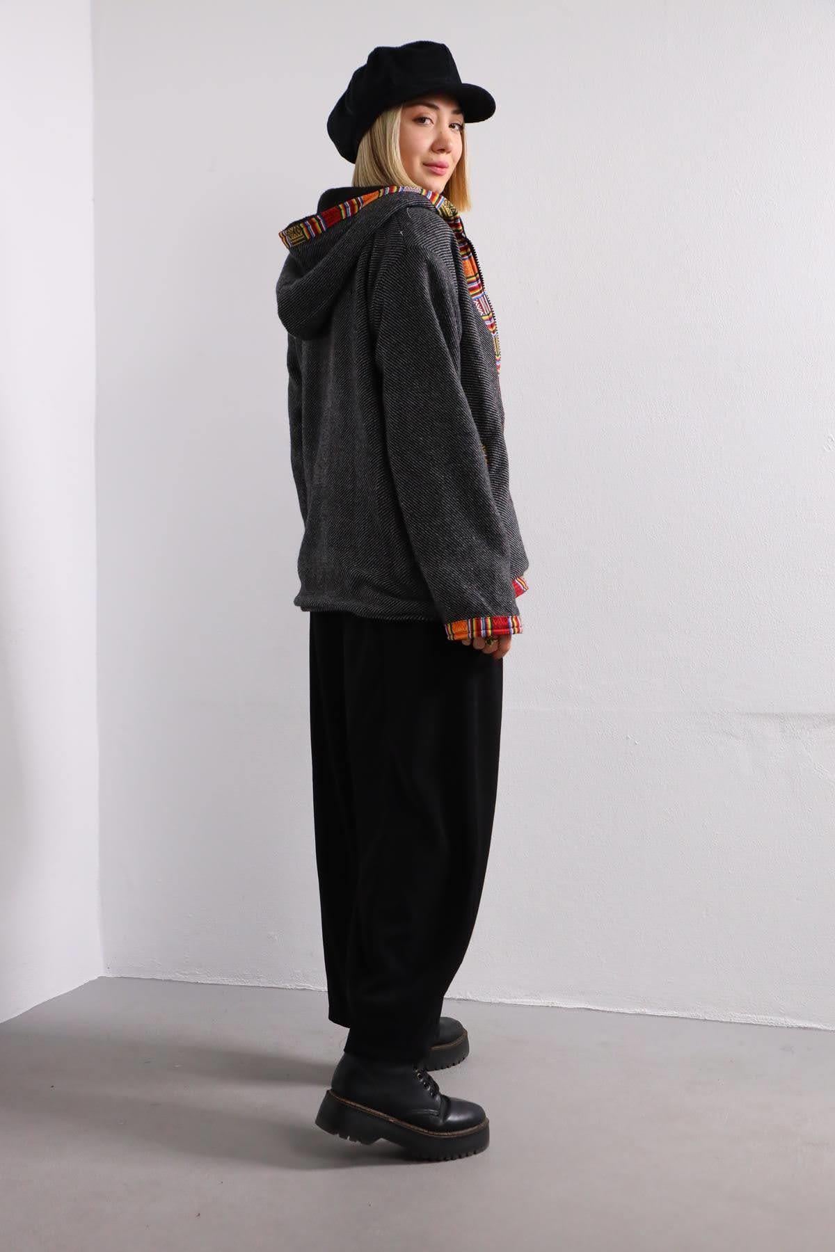  Siyah Füme Çizgili Bordür Detaylı Kapüşonlu Kaşe Ceket