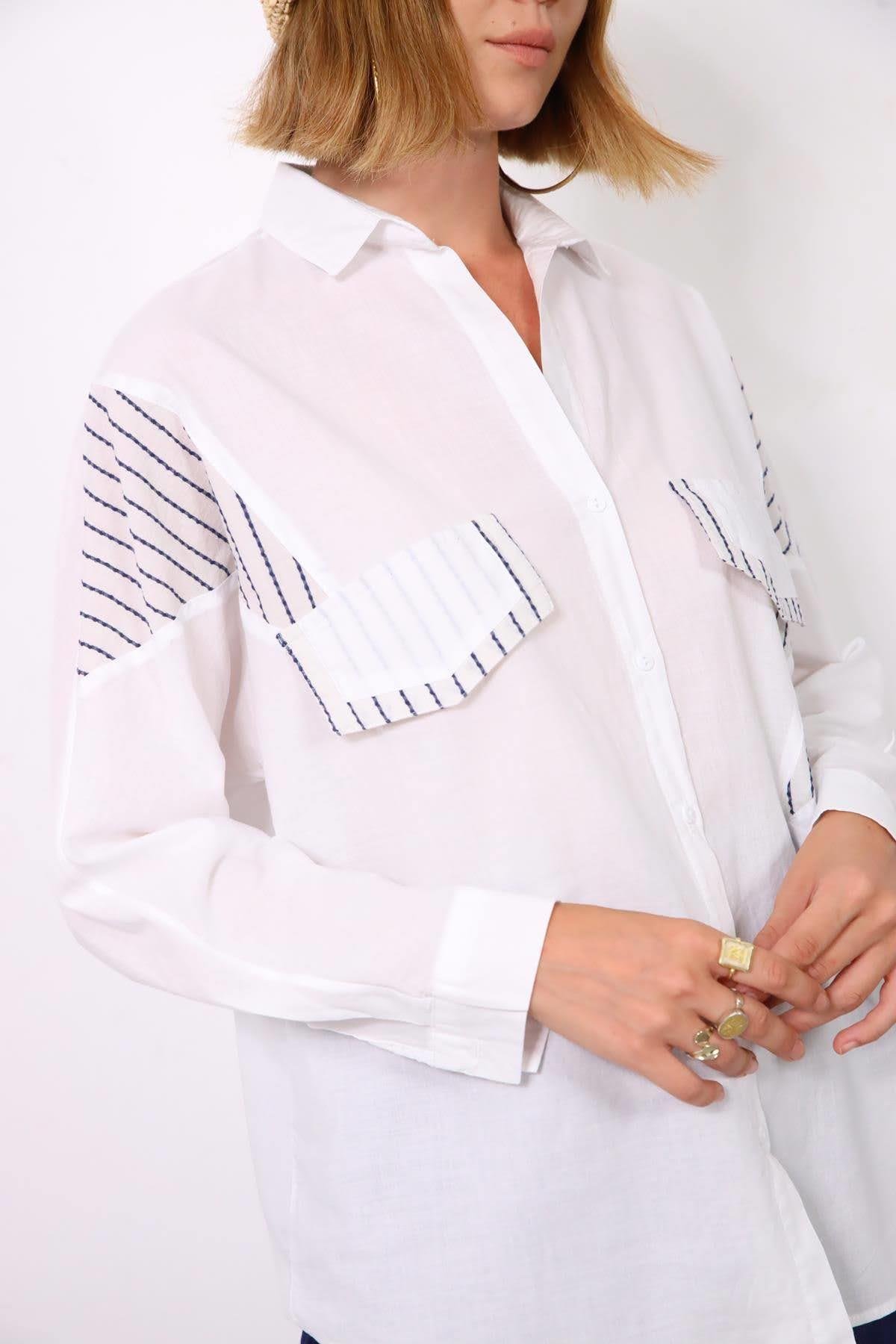  Beyaz Lacivert Garni Detaylı Sahte Cep Kapaklı Gömlek