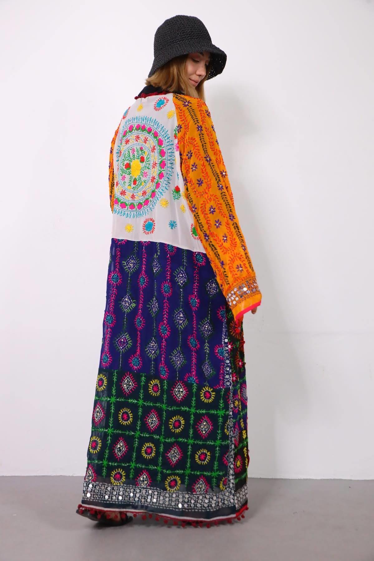  Renkli Pul İşlemeli Kenarları Ponponlu Bohem Kaftan