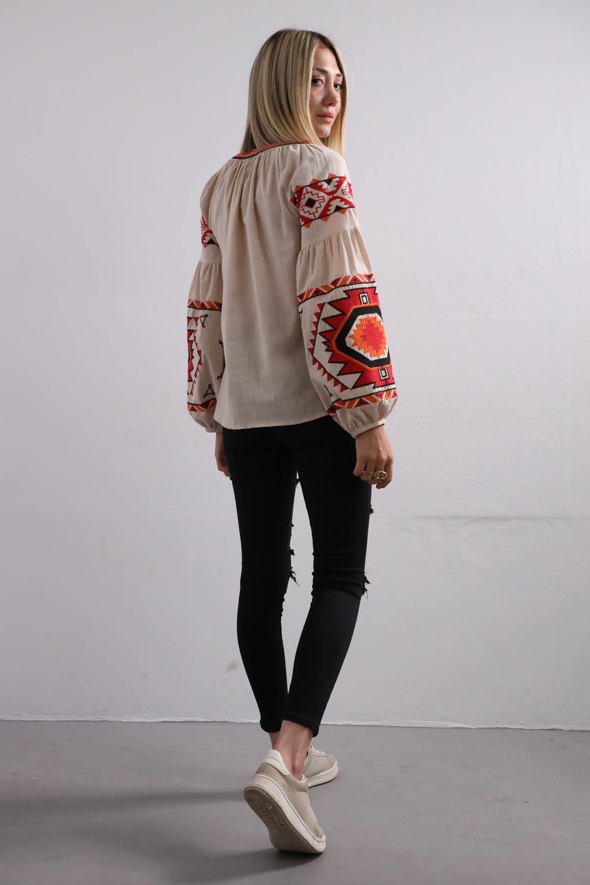  Krem Rengi Etnik İşlemeli Püskül Detaylı Gömlek