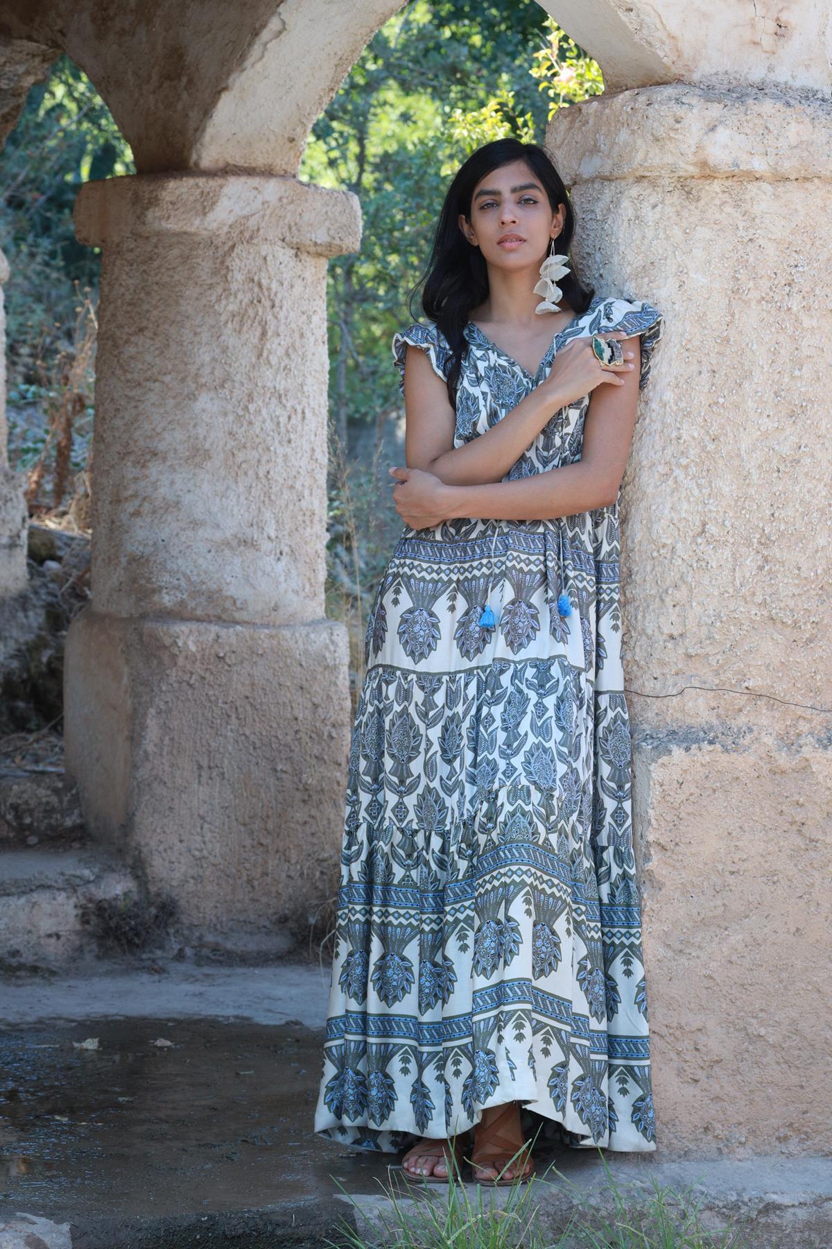 Ekru Desenli Önü Arkası V Yaka Volanlı Elbise - Şaman Butik Ekru Desenli Önü Arkası V Yaka Volanlı Elbise