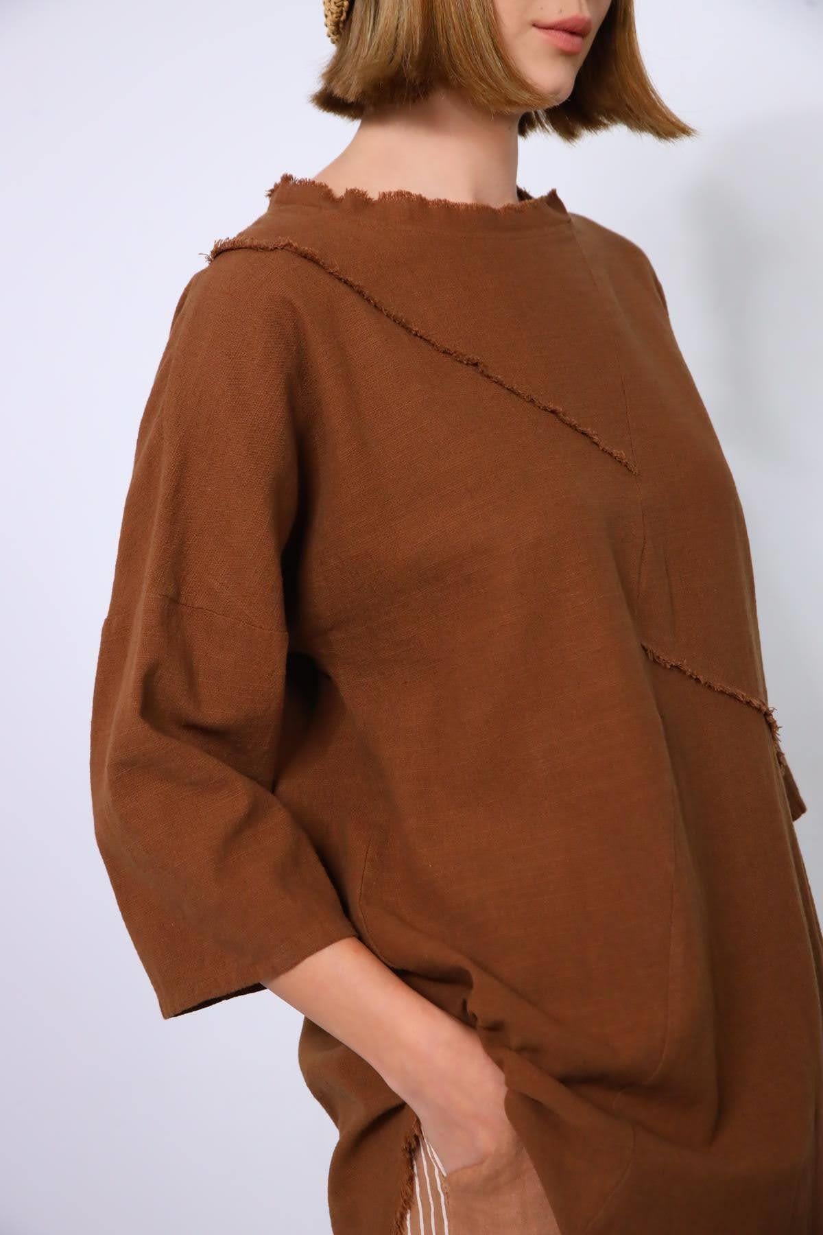 Kahverengi Püsküllü Dikiş Detaylı Bisiklet Yaka Bluz - Şaman Butik Kahverengi Püsküllü Dikiş Detaylı Bisiklet Yaka Bluz