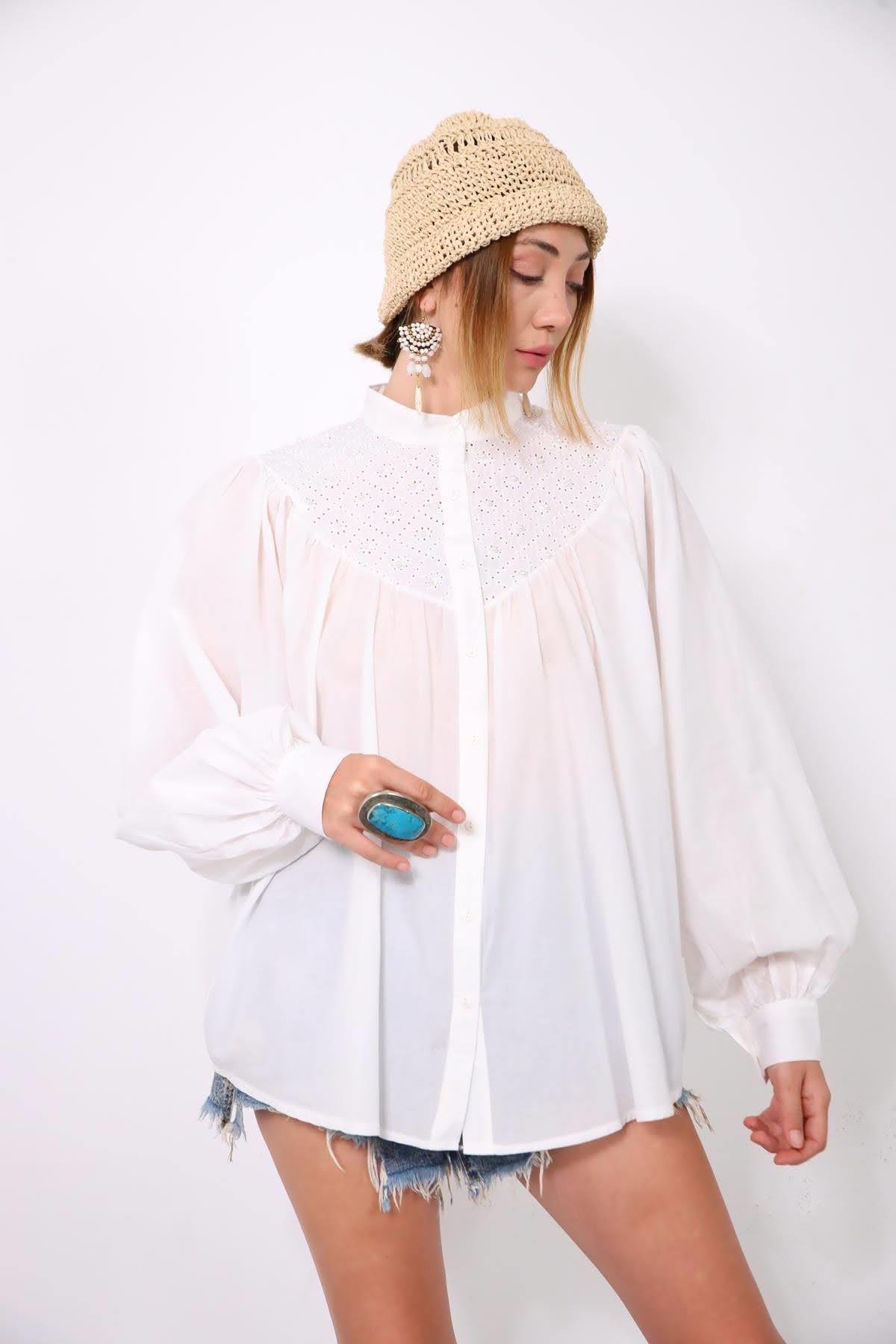  Beyaz Hakim Yaka İnci ve Fisto Detaylı Salaş Gömlek