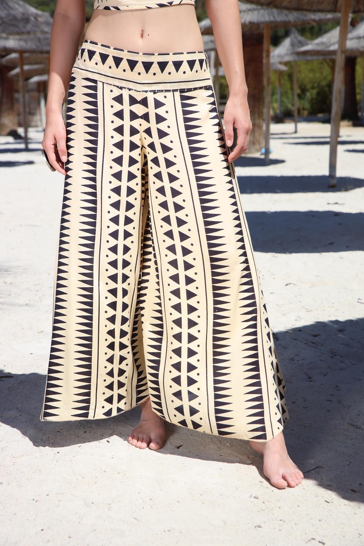  Bej Desenli Yarasa Pantolon ve Crop Top Takım