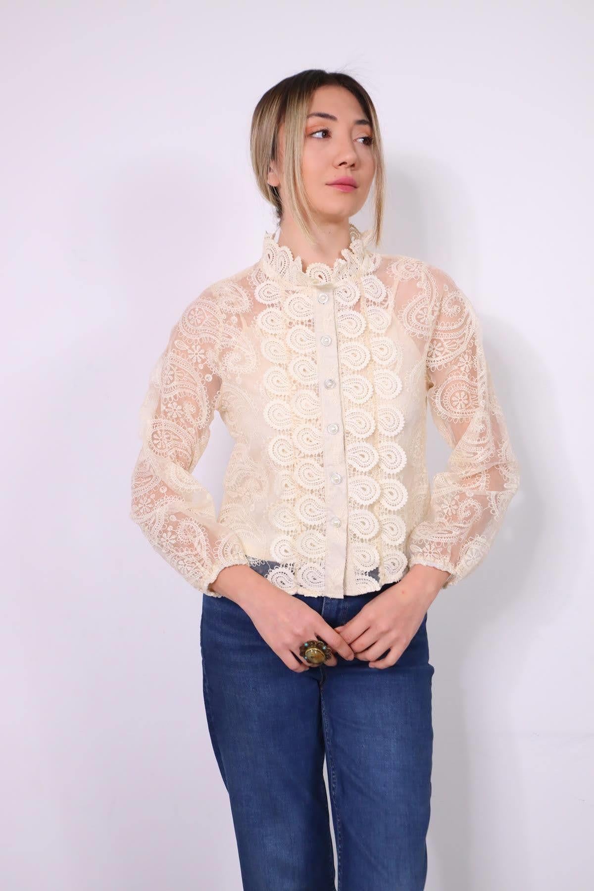  Ekru Volanlı Güpür Gömlek