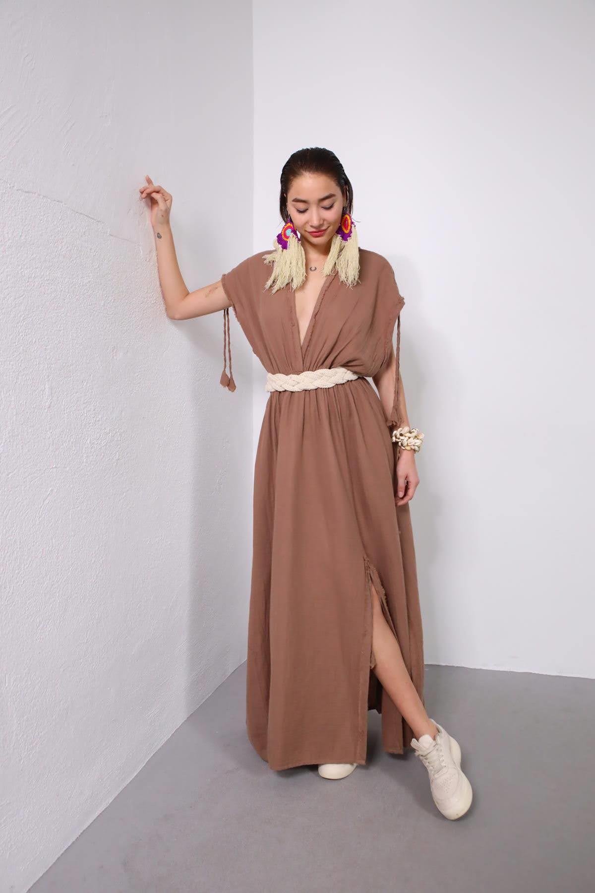Kahverengi Püsküllü V Yaka Yırtmaçlı Kemerli Elbise - Şaman Butik Kahverengi Püsküllü V Yaka Yırtmaçlı Kemerli Elbise