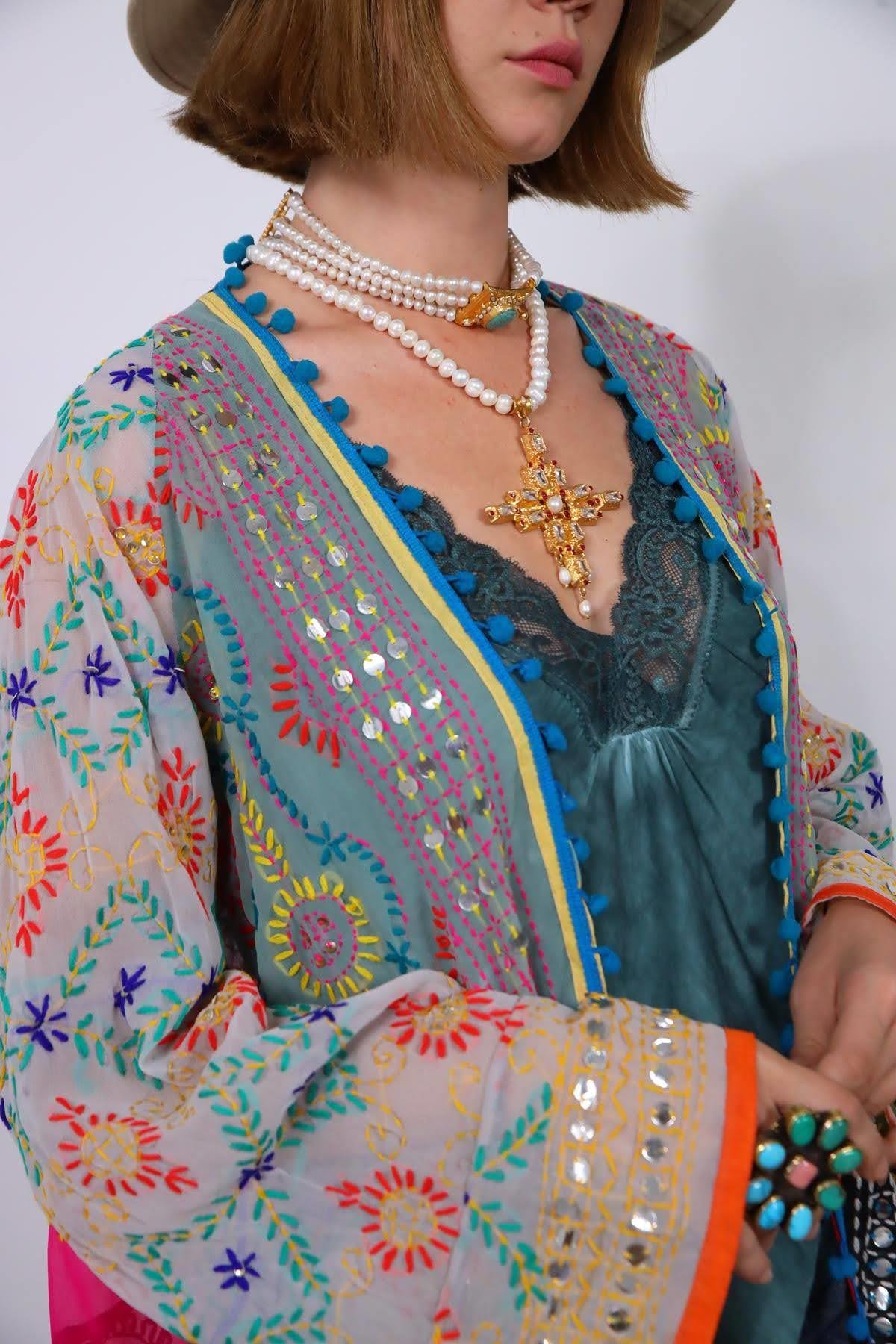 Renkli Pul İşlemeli Kenarları Ponponlu Bohem Kaftan - Şaman Butik Renkli Pul İşlemeli Kenarları Ponponlu Bohem Kaftan