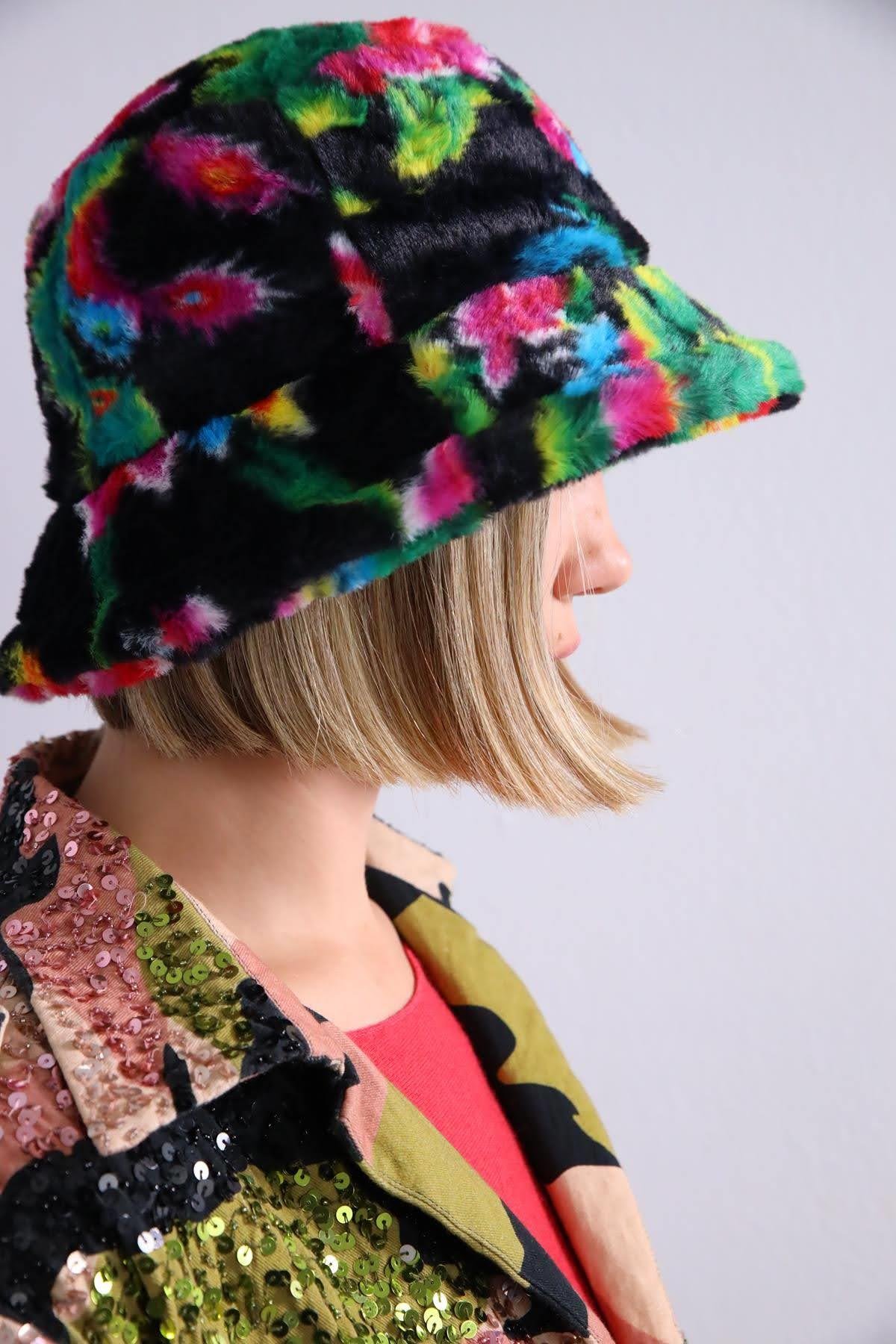  Siyah Çiçek Desenli Tüylü Pucket Şapka