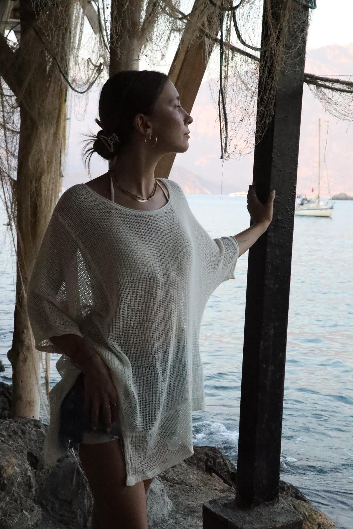 Ekru Kayık Yaka Parçalı Asimetrik Kesim File Bluz - Şaman Butik Ekru Kayık Yaka Parçalı Asimetrik Kesim File Bluz