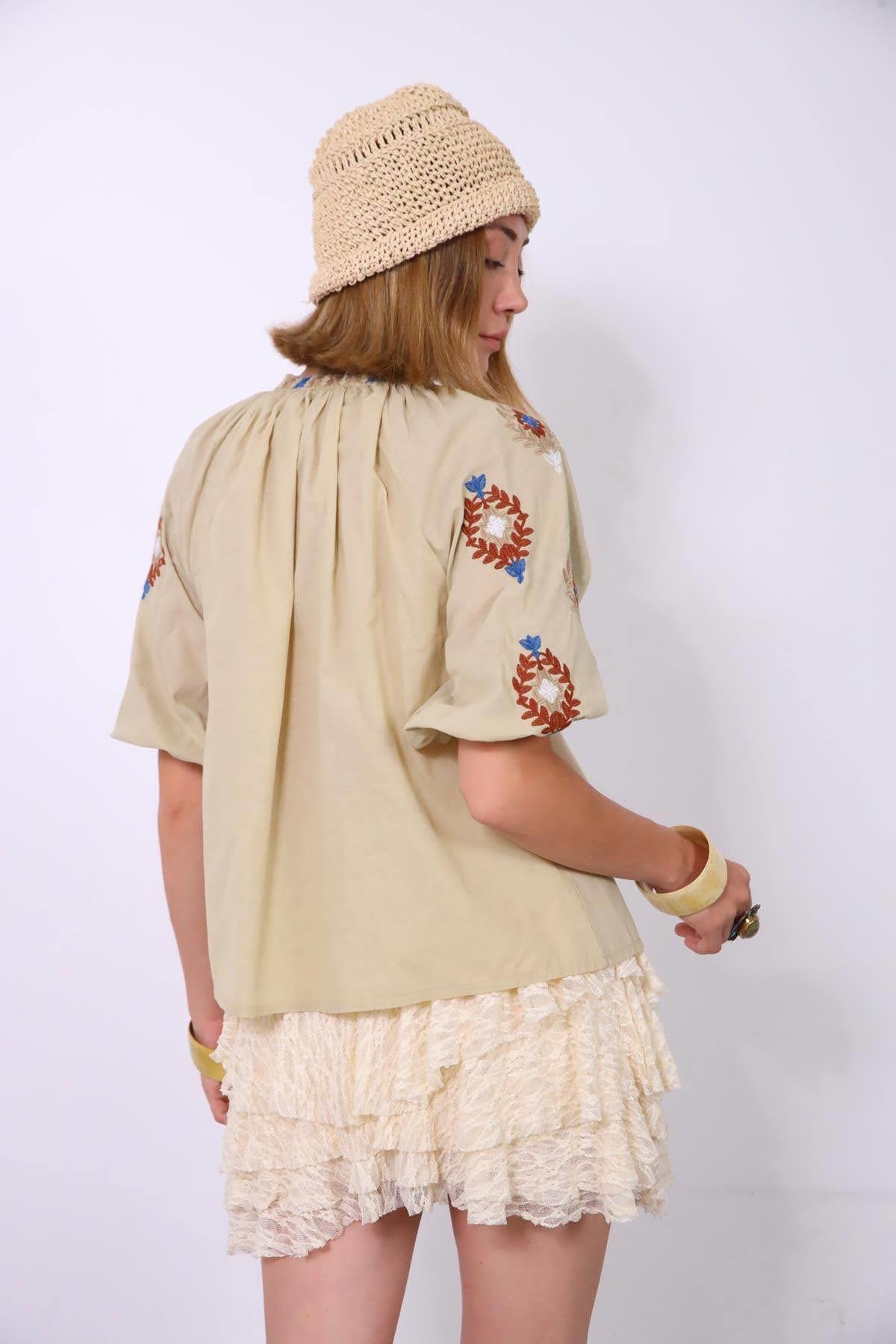 Bej Püsküllü Yakası Fırfırlı Nakışlı Bluz - Şaman Butik Bej Püsküllü Yakası Fırfırlı Nakışlı Bluz