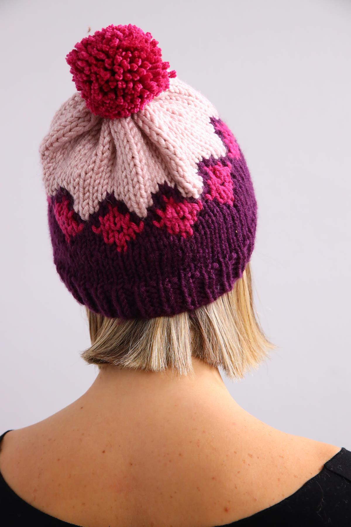  Mor Desenli El Yapımı Ponponlu Örgü Bere