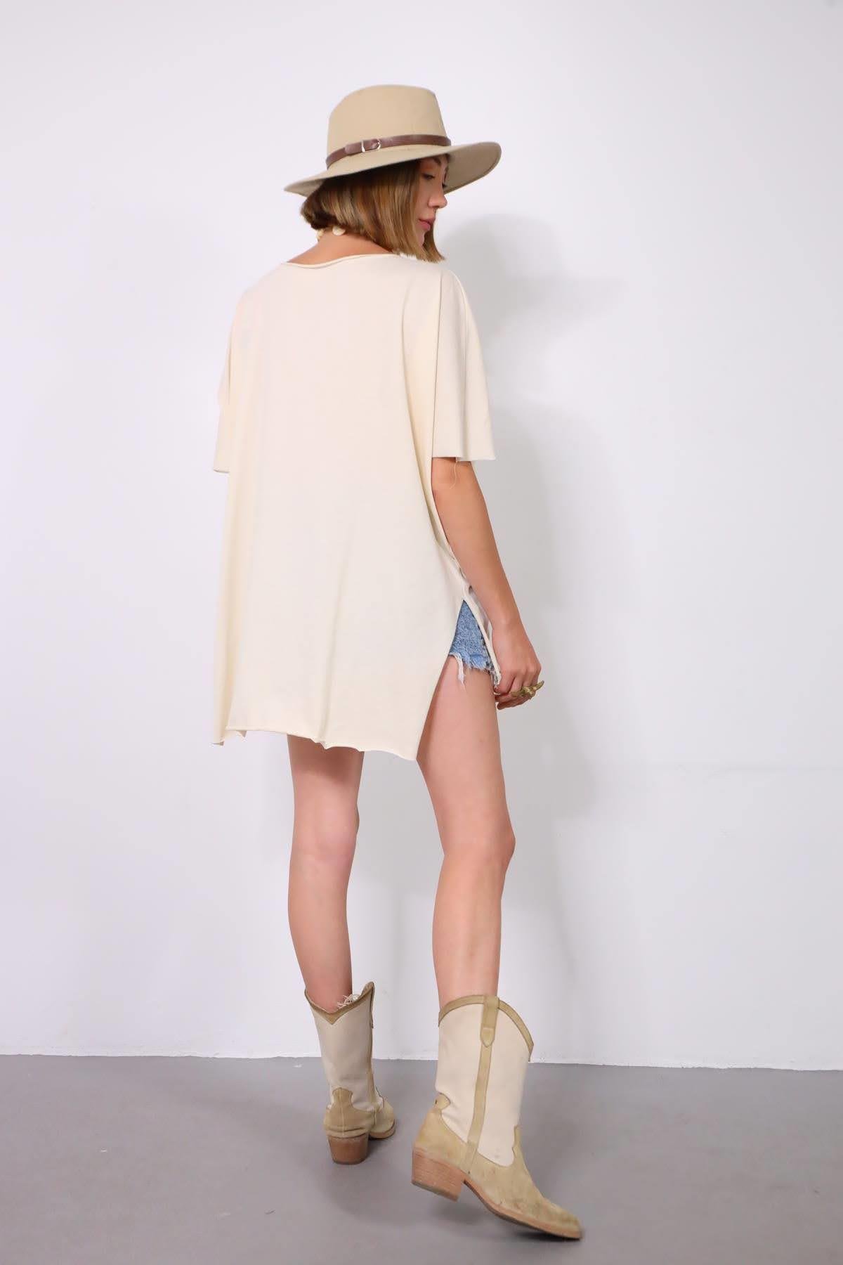  Fildişi V Yaka Arkası Uzun Salaş Tişört