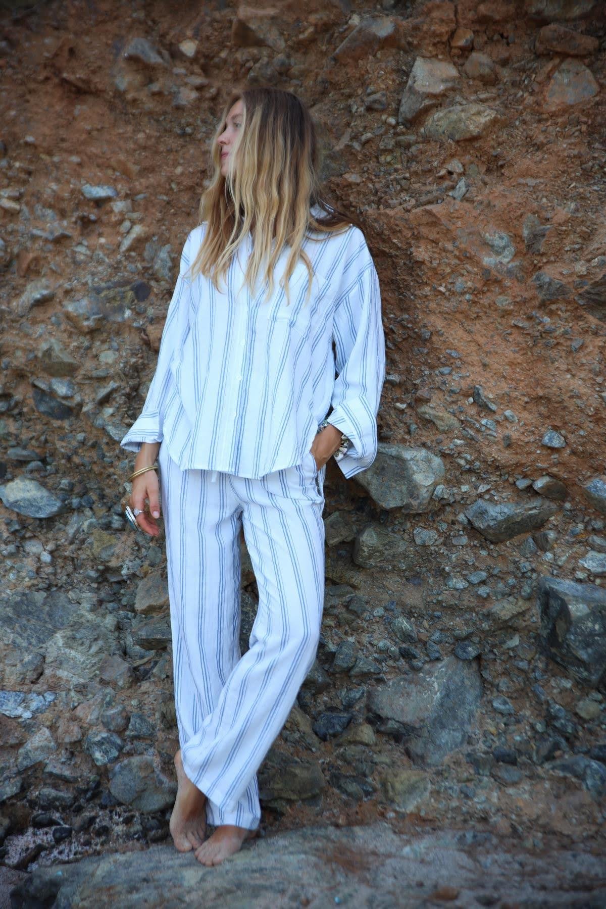  Mavi Çizgili Yırtmaçlı Gömlek ve Pantolon Takım