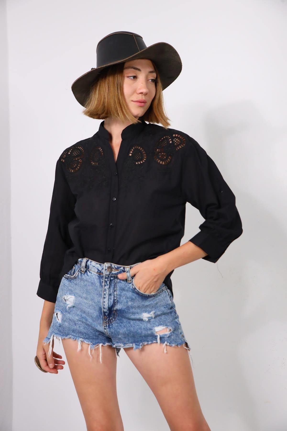  Siyah Ajurlu Çiçek İşlemeli Hakim Yaka Gömlek