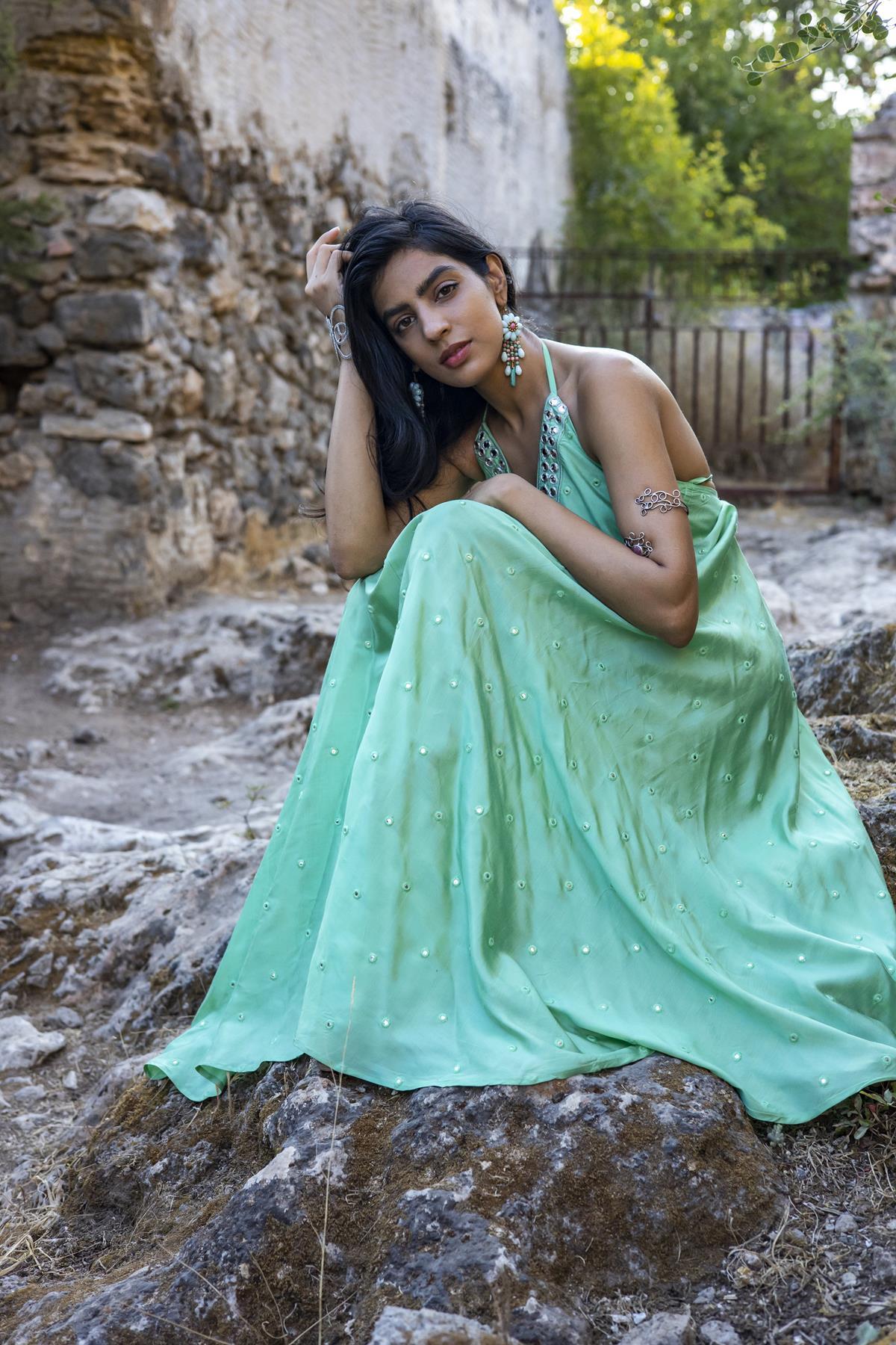  Mint Yeşili Ayna Detaylı Boyundan Askılı İpek Elbise