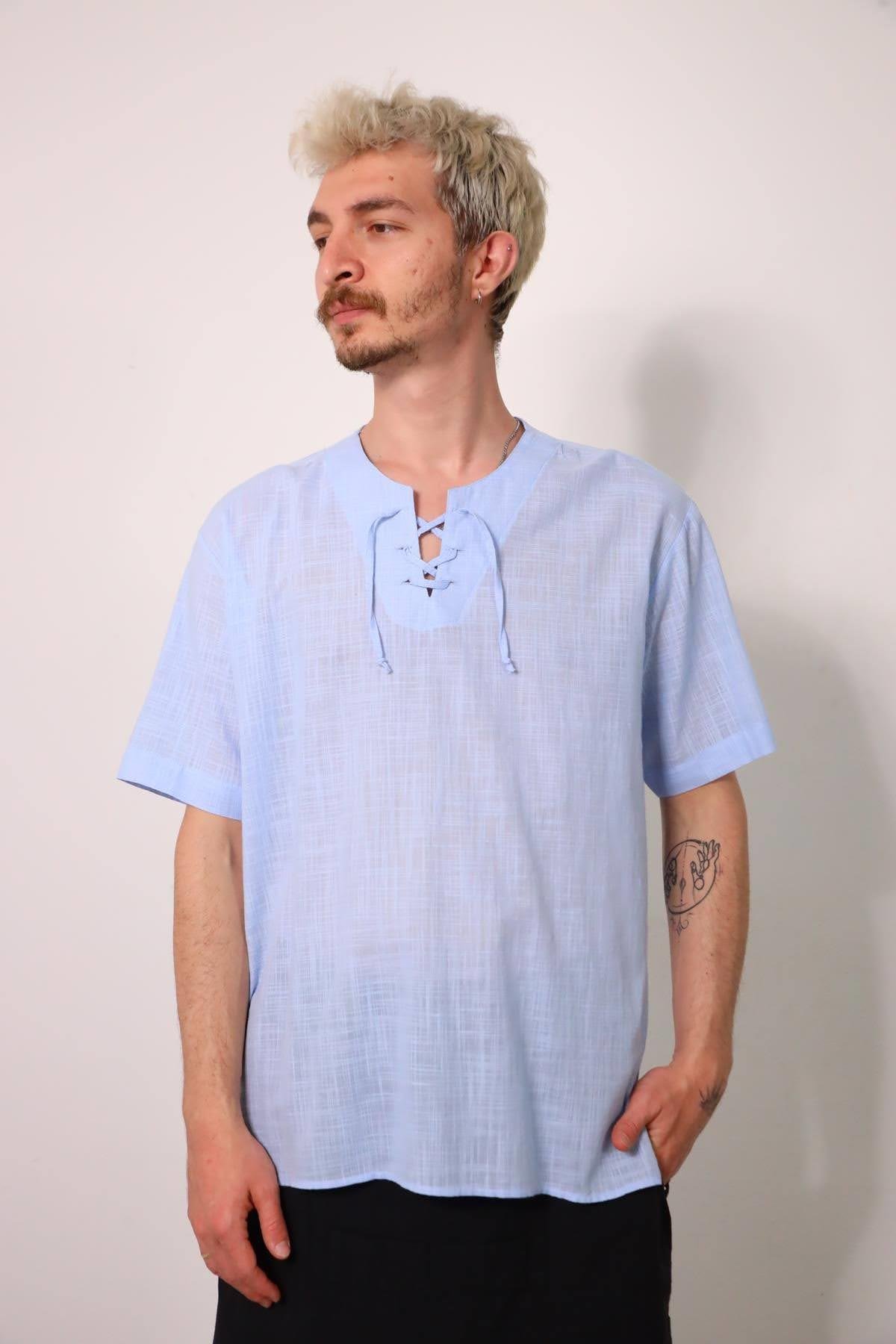  Mavi Yakası Bağcıklı Yırtmaçlı Kısa Kollu Erkek Gömlek