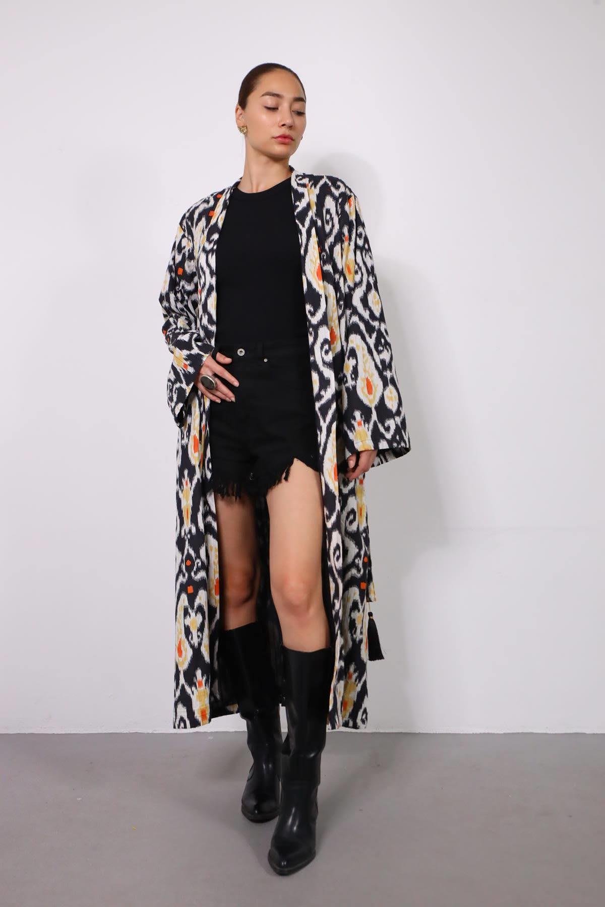 Siyah Dikiş Detaylı Desenli Kaftan - Şaman Butik Siyah Dikiş Detaylı Desenli Kaftan