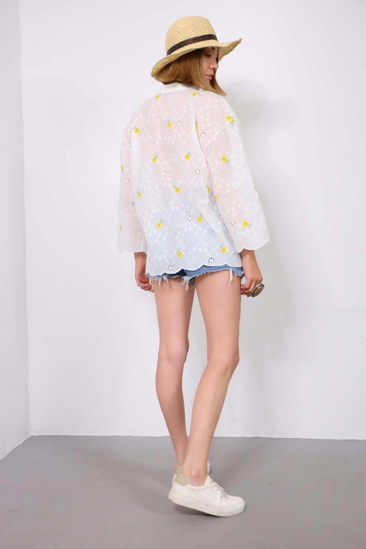 Beyaz Sarı Çiçek İşlemeli Hakim Yaka Ajurlu Fisto Bluz - Şaman Butik Beyaz Sarı Çiçek İşlemeli Hakim Yaka Ajurlu Fisto Bluz