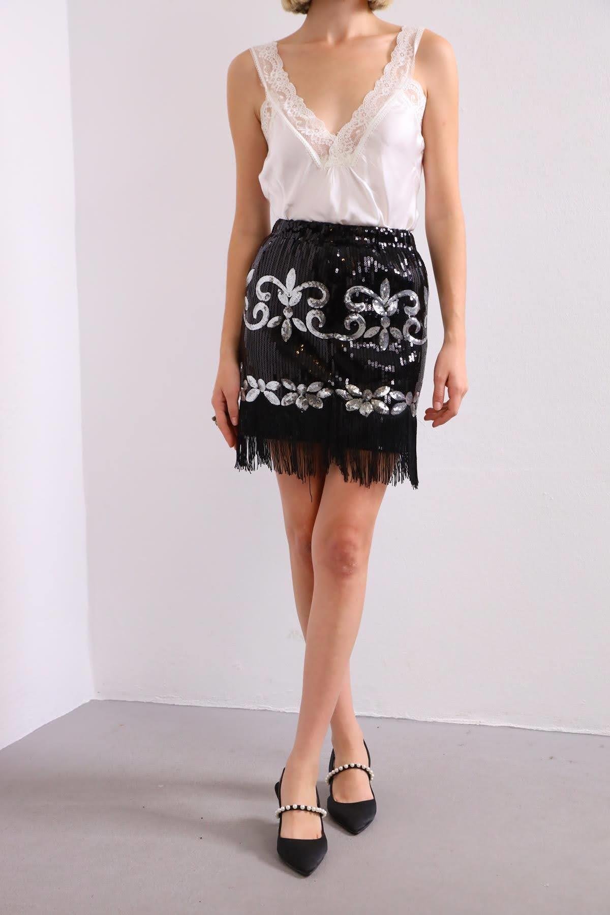  Siyah Pul İşlemeli Püsküllü Etek