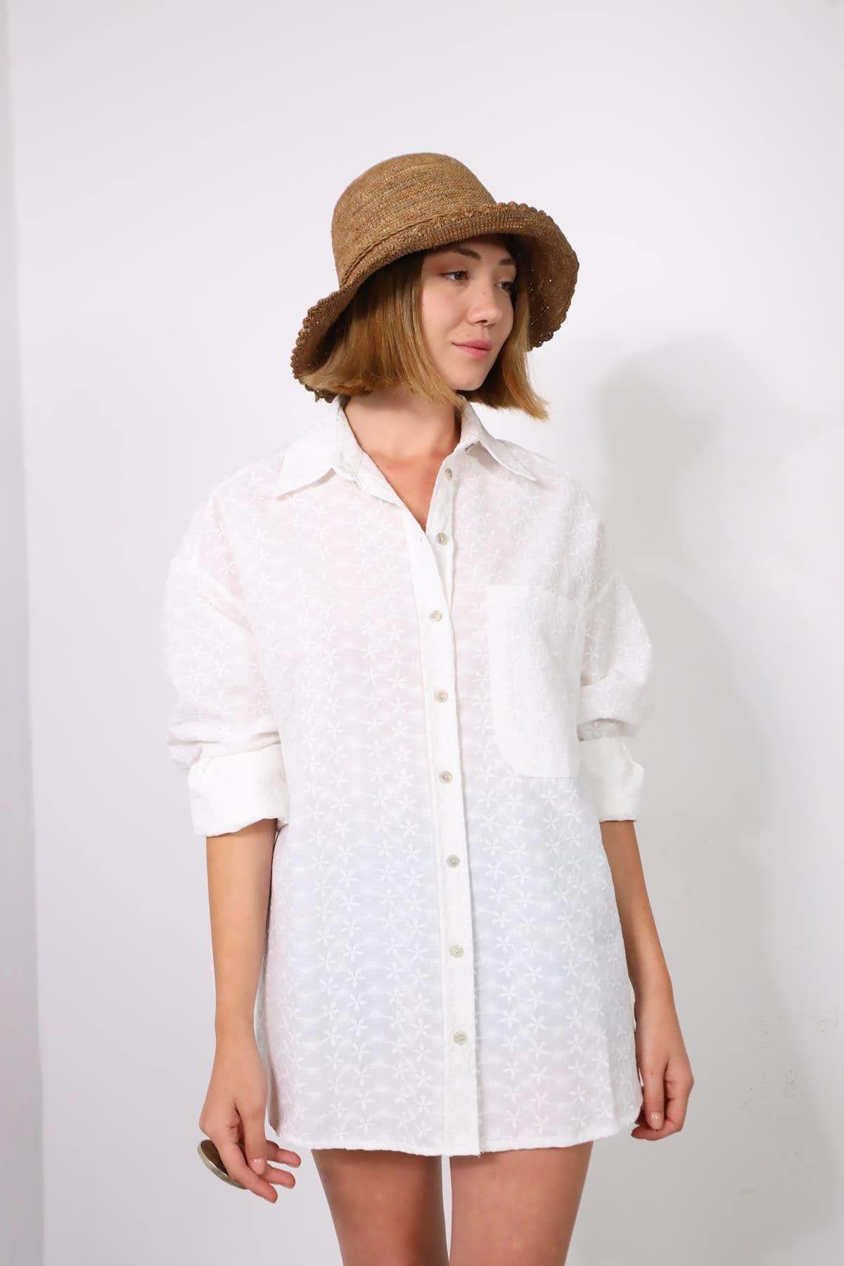  Beyaz Çiçek İşlemeli Büyük Cepli Gömlek