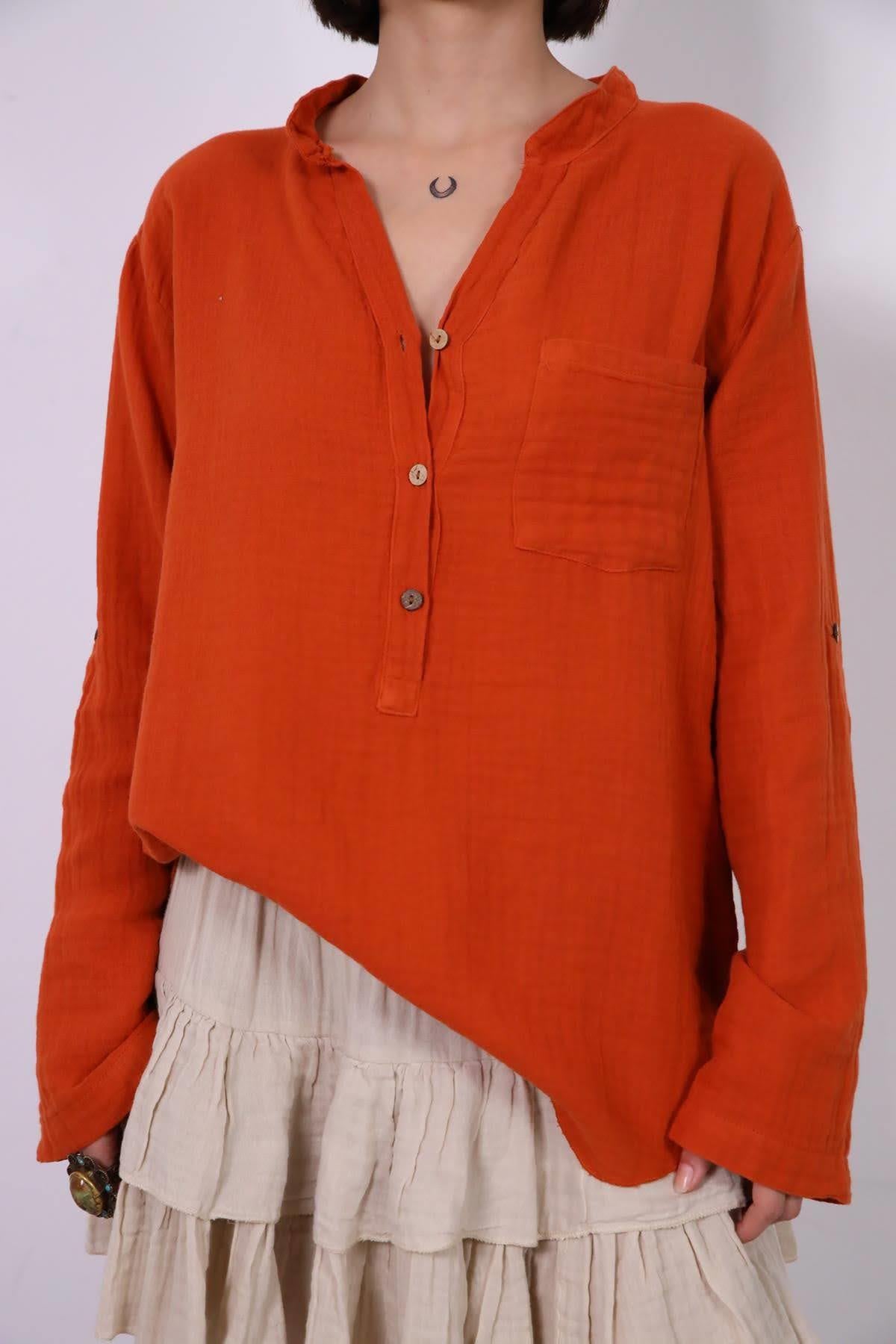  Kiremit Rengi Hakim Yaka Üç Düğmeli Müslin Gömlek