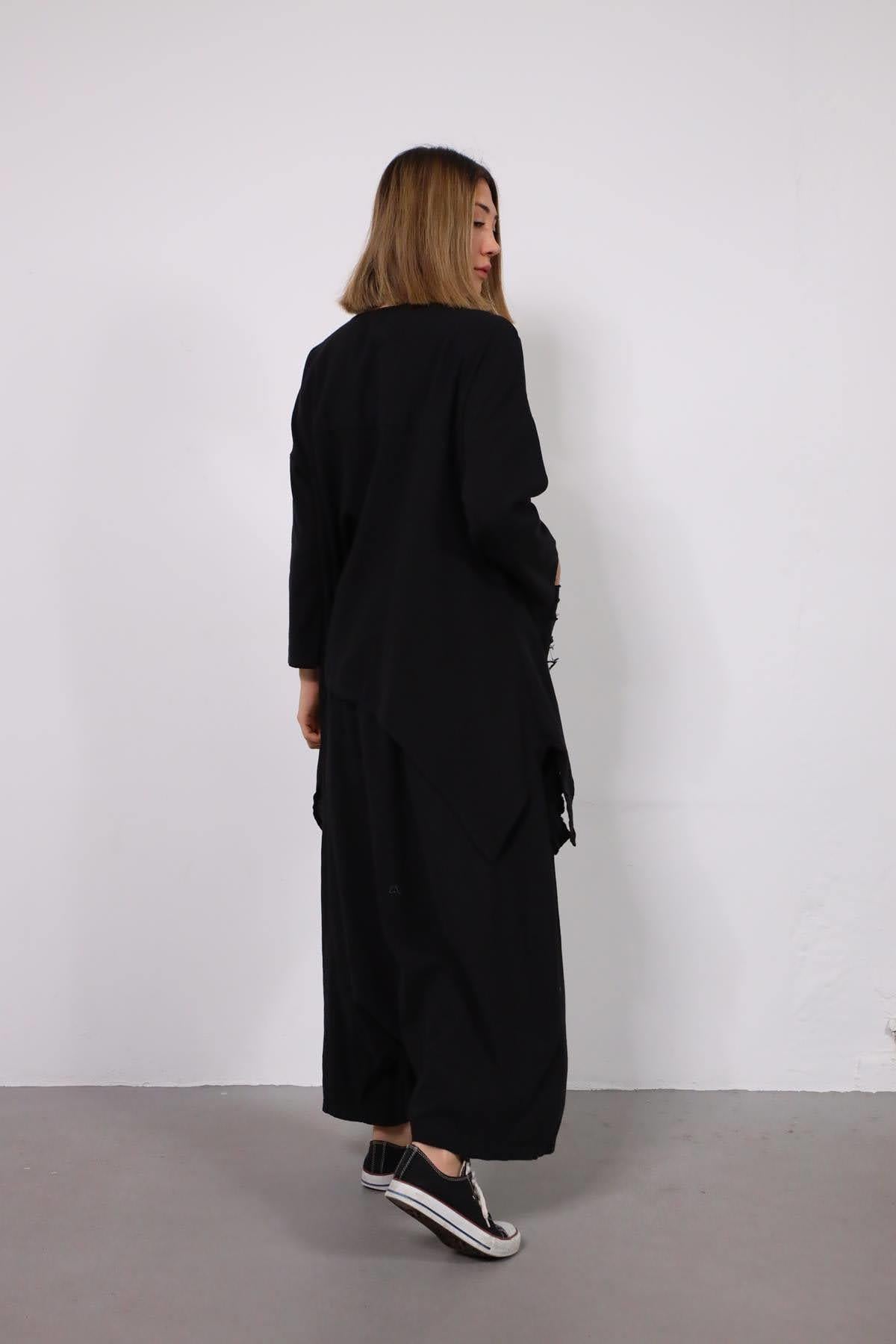  Siyah Cebi Yırtık Parça Detaylı Salaş Keten Bluz